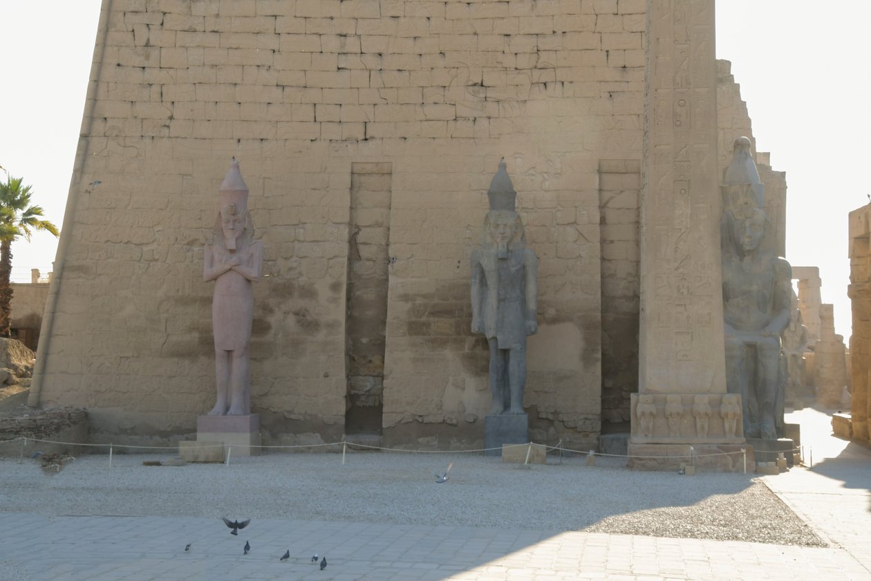 ルクソール神殿、ルクソールにある古代エジプト建築 作： 