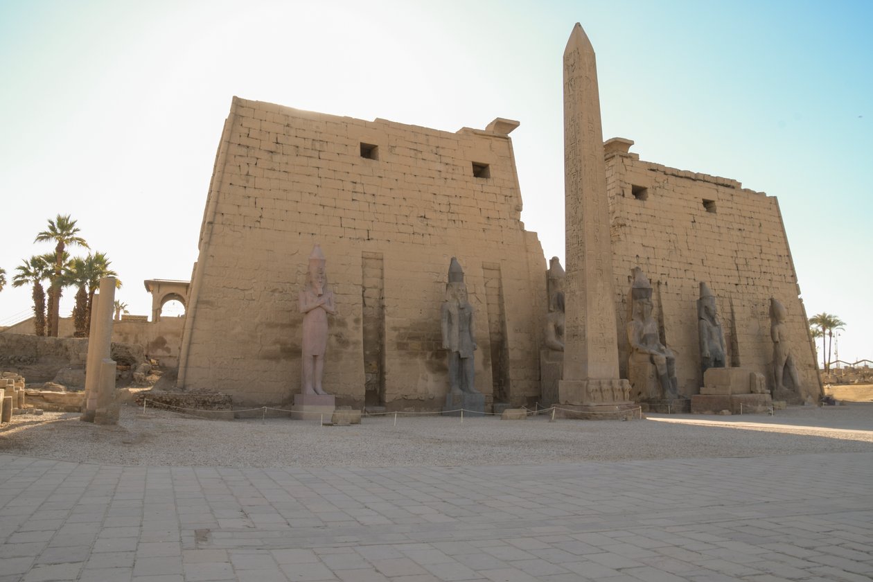 ルクソール神殿、ルクソールにある古代エジプト建築 作： 