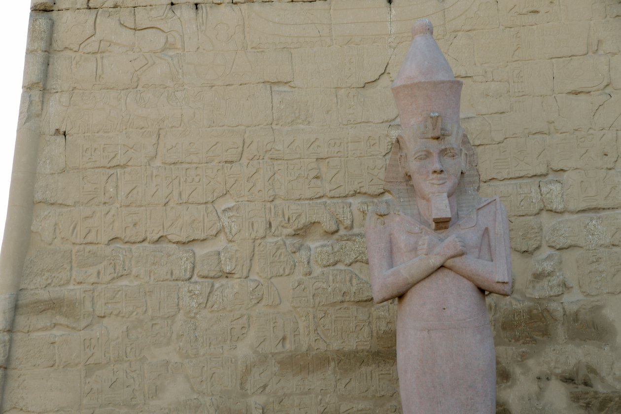 ルクソール神殿、ルクソールにある古代エジプト建築 作： 