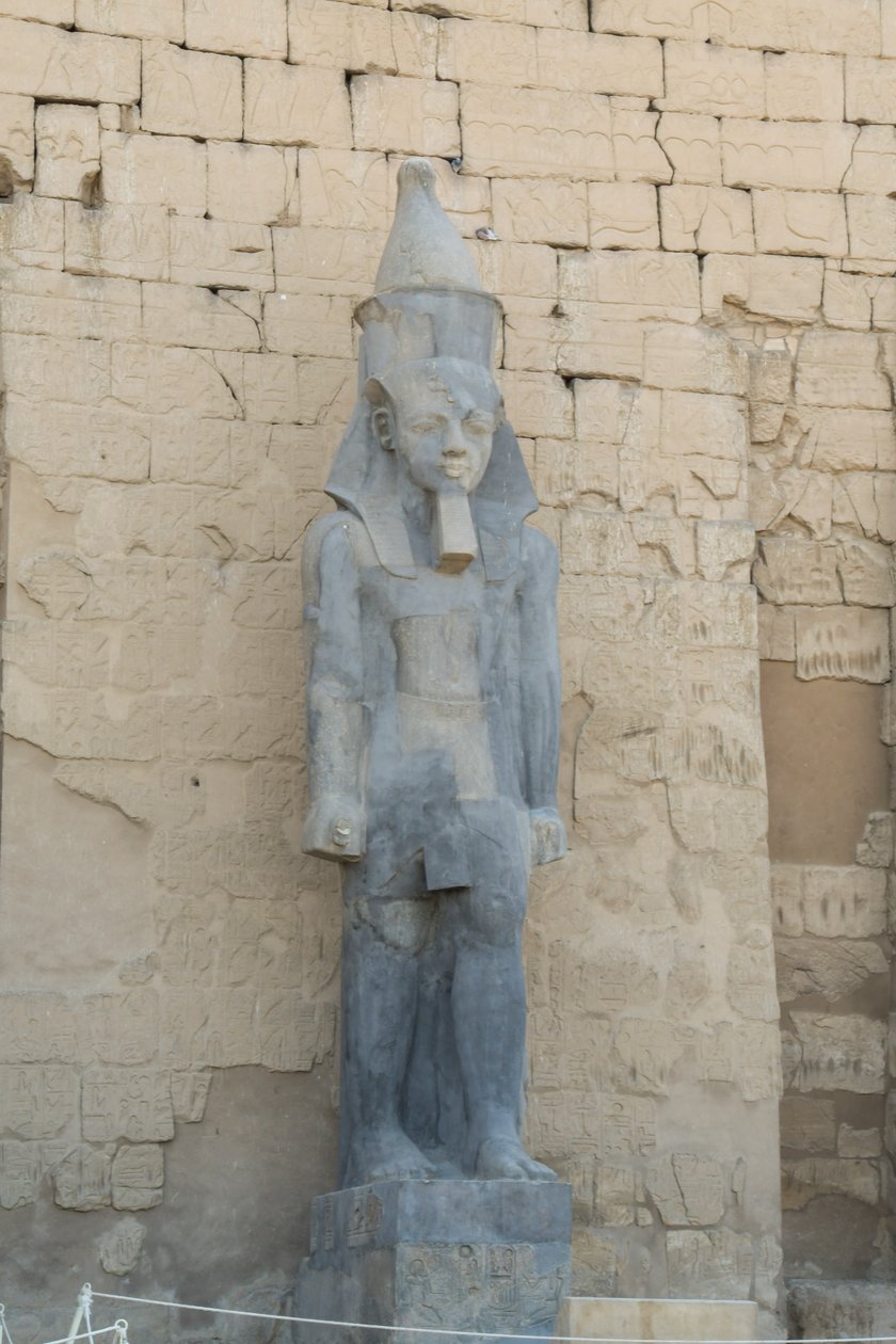 ルクソール神殿、ルクソールにある古代エジプト建築 作： 