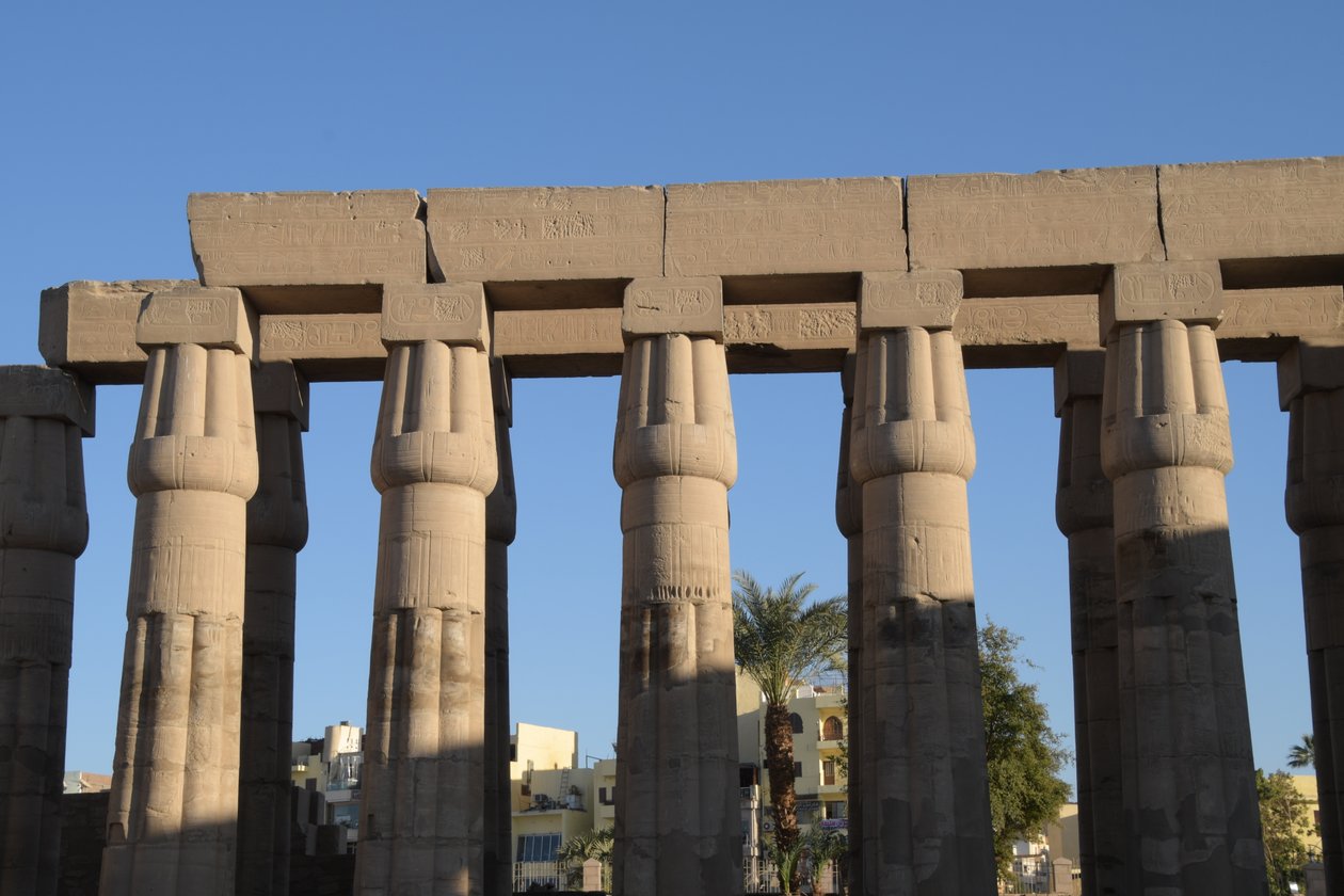 ルクソール神殿、ルクソールにある古代エジプト建築 作： 