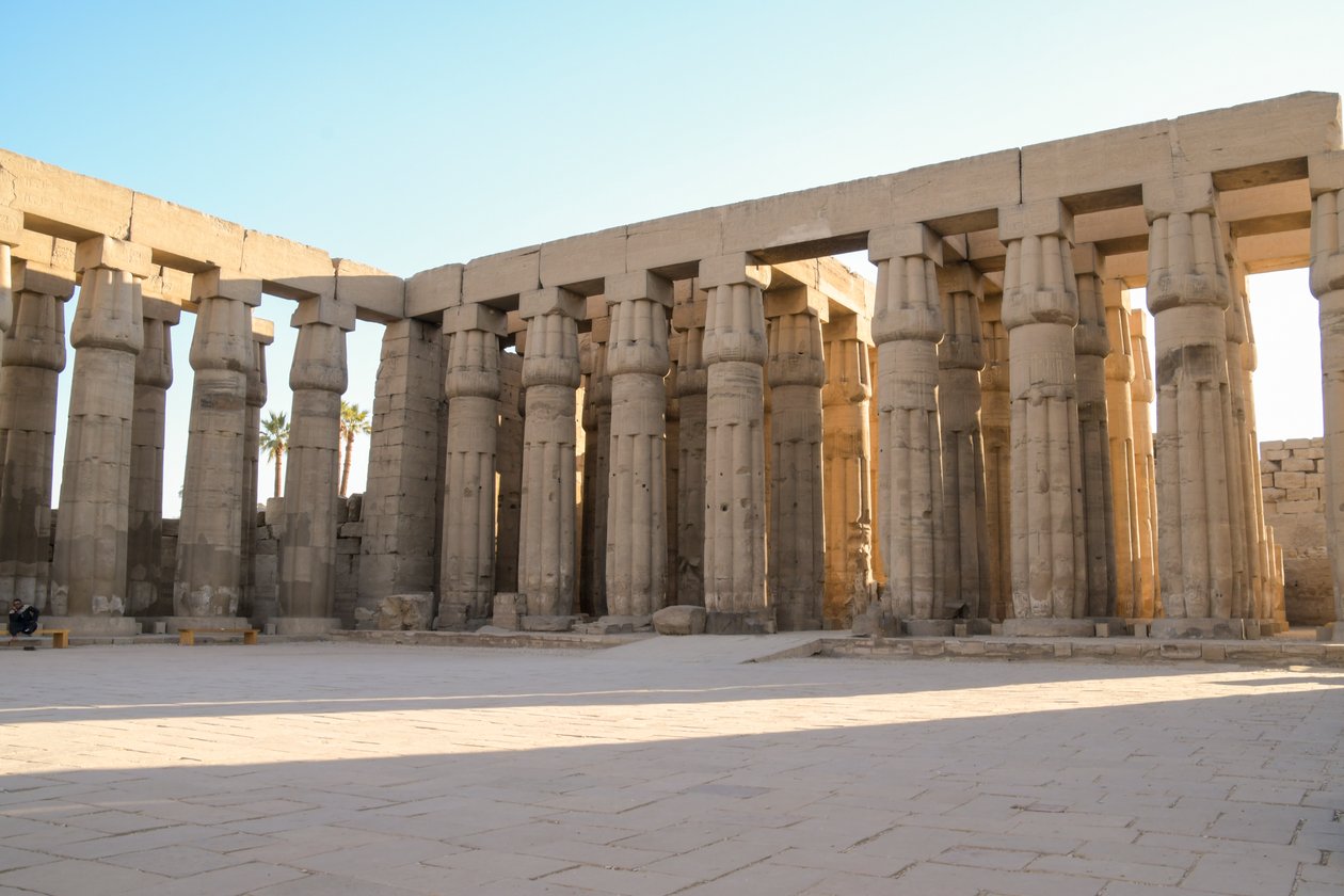 ルクソール神殿、ルクソールにある古代エジプト建築 作： 