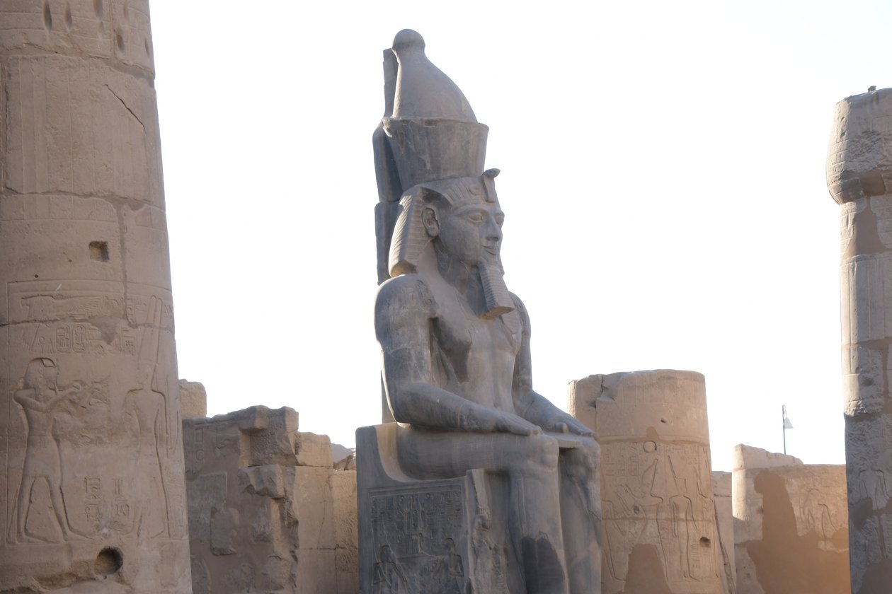 ルクソール神殿、ルクソールにある古代エジプト建築 作： 