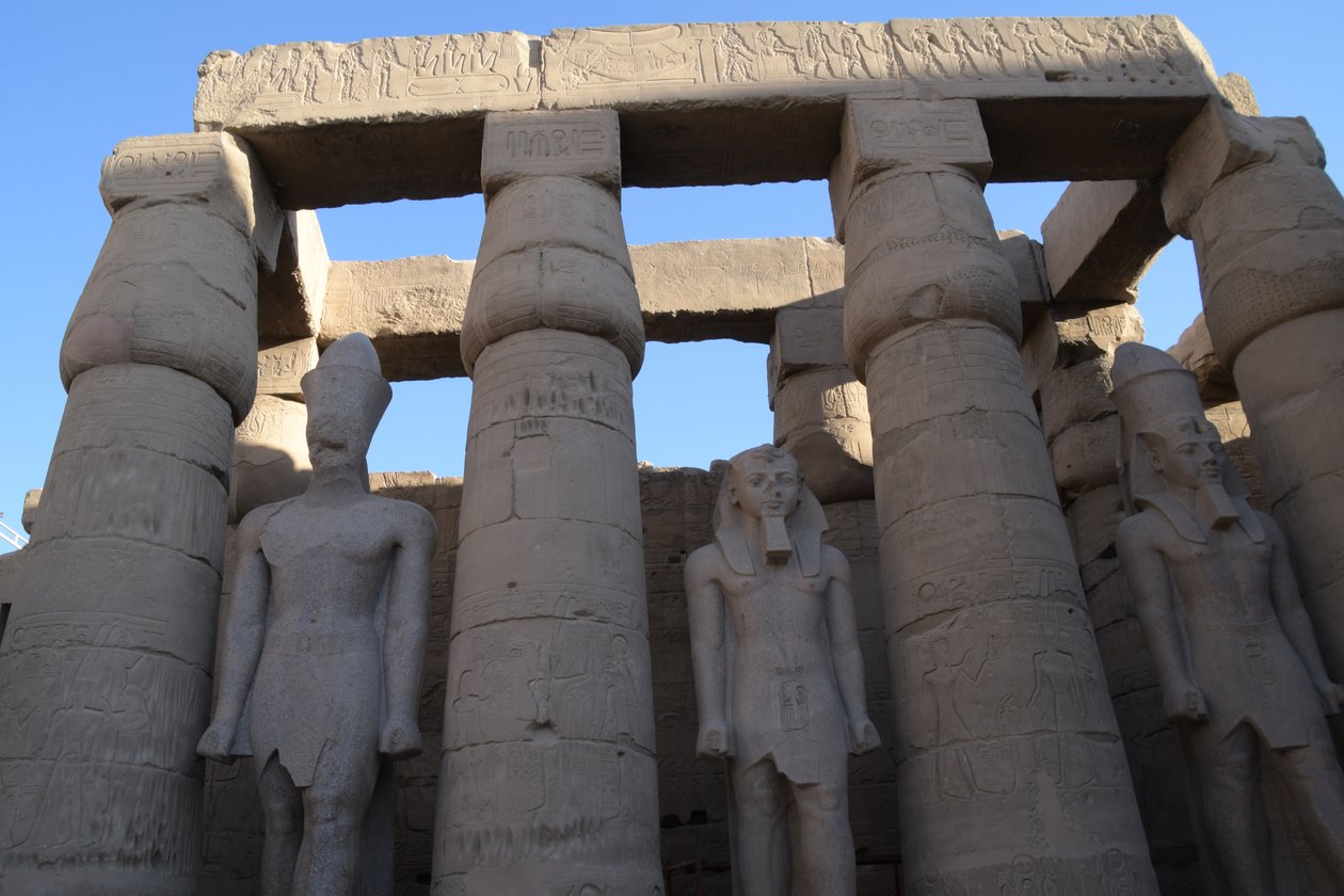 ルクソール神殿、ルクソールにある古代エジプト建築 作： 