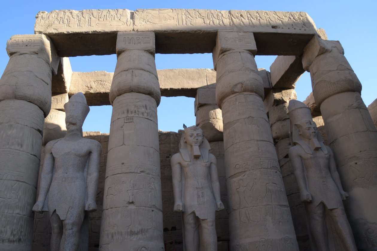 ルクソール神殿、ルクソールにある古代エジプト建築 作： 