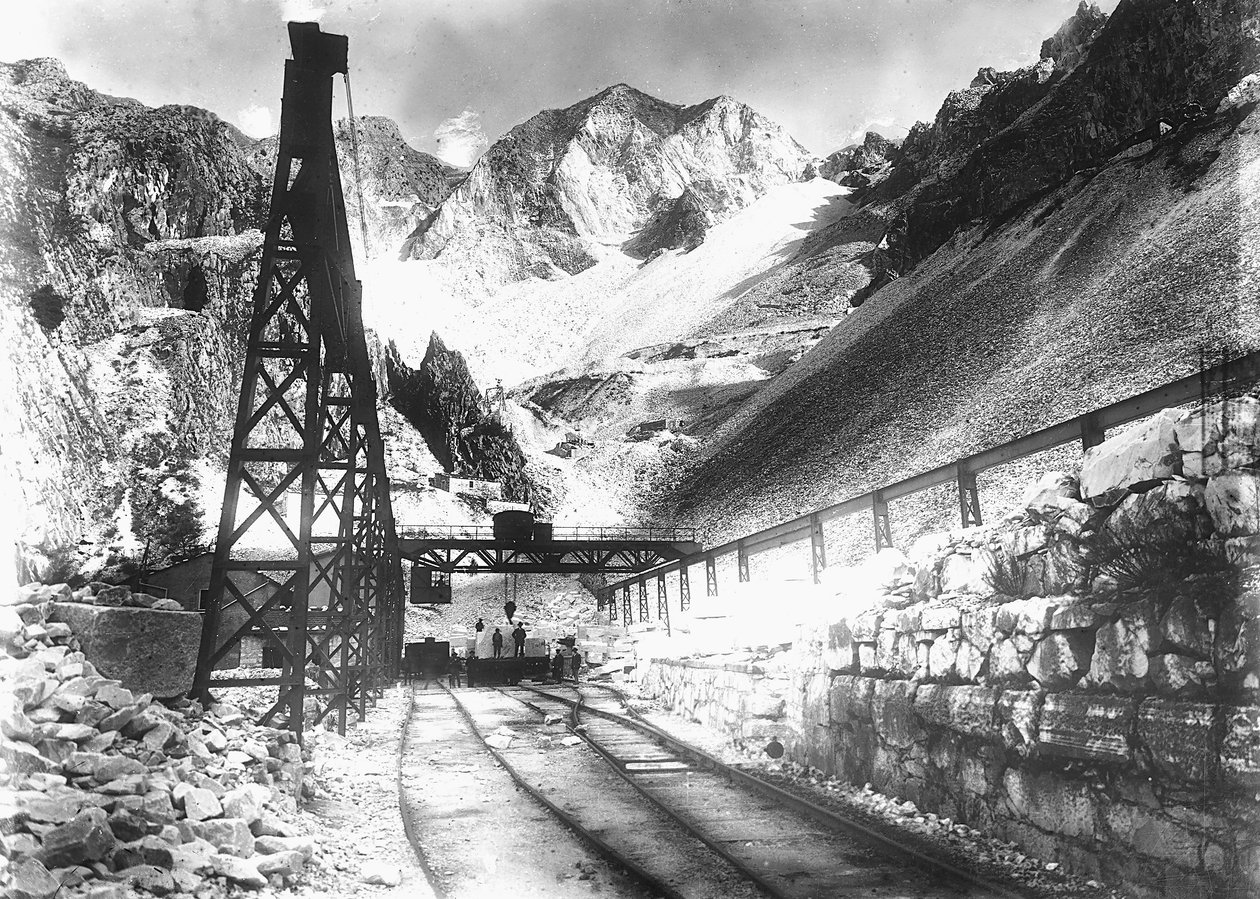 アプアンアルプスにある大理石運搬用トラムの駅（モノクロ写真 作： A.コルシーニ