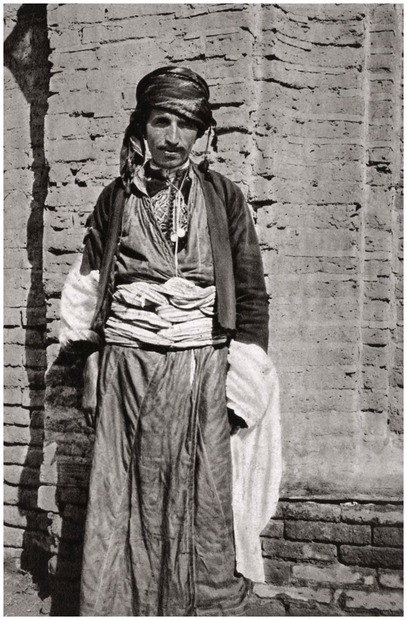 1925年、イラクのクルディスタン南部出身のクルド族。 作： A.ケリム