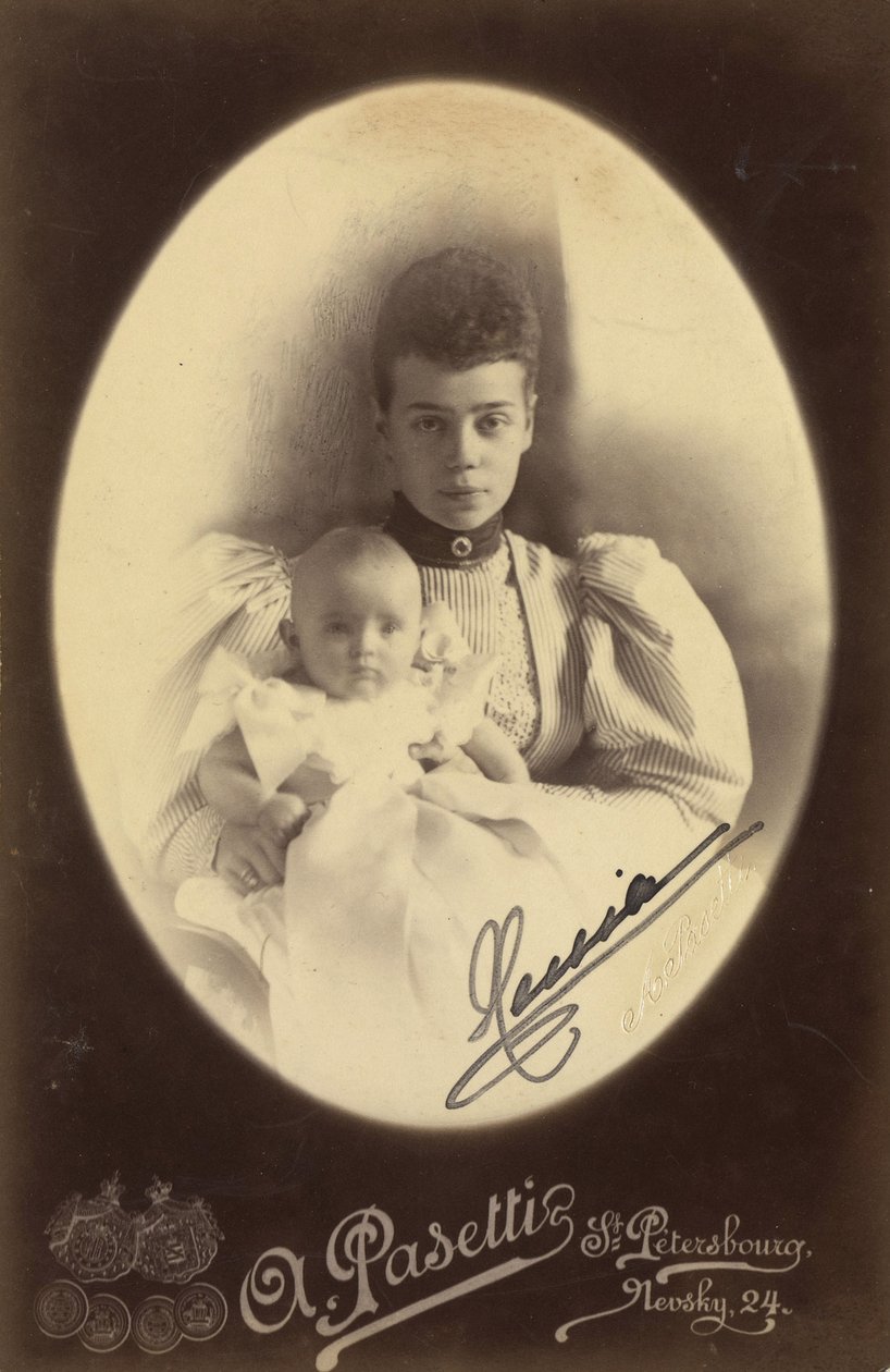 Xenia Alexandrovna de Russie et sa fille, la princesse Irina Alexandrovna - ロシアの大公妃 Xenia Alexandrovna (1875-1960) と娘の Irina Alexandrovna (1895-1970), by Photo studio A. Pasetti . アルブミンの写真 作： A.パセッティフォトスタジオ