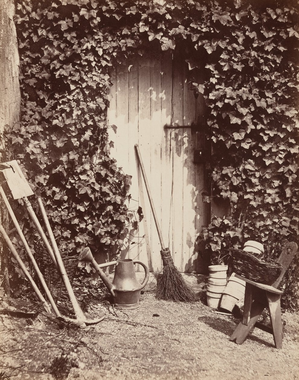 マルロット庭園道具戸口,c.1860年（写真） 作： アベルブリケ