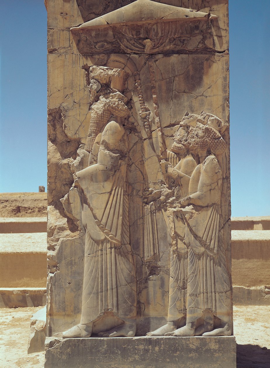Xerxes I（c.519-465 BC）を2人の付き添いで描いたレリーフ 作： アケメネス朝