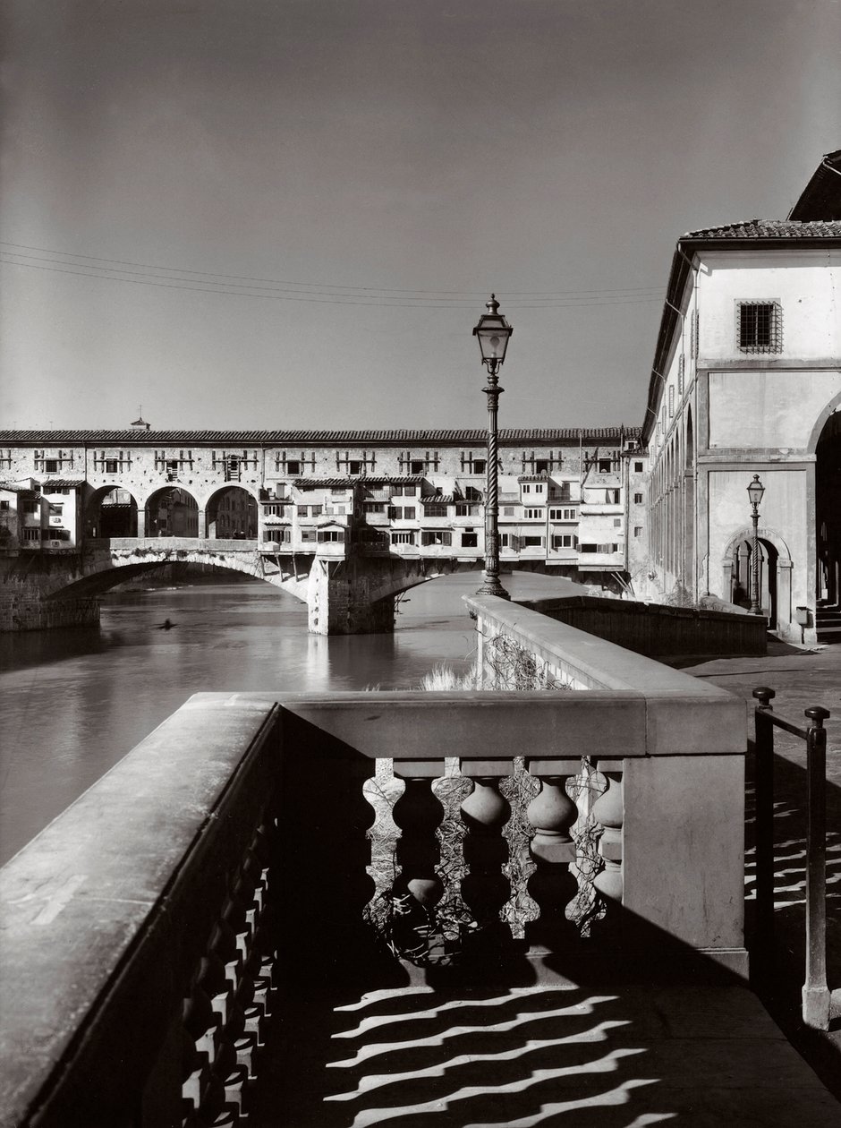 イタリア・フィレンツェのヴェッキオ橋、1955年頃（モノクロ写真 作： アキッレ・ヴィッラーニ