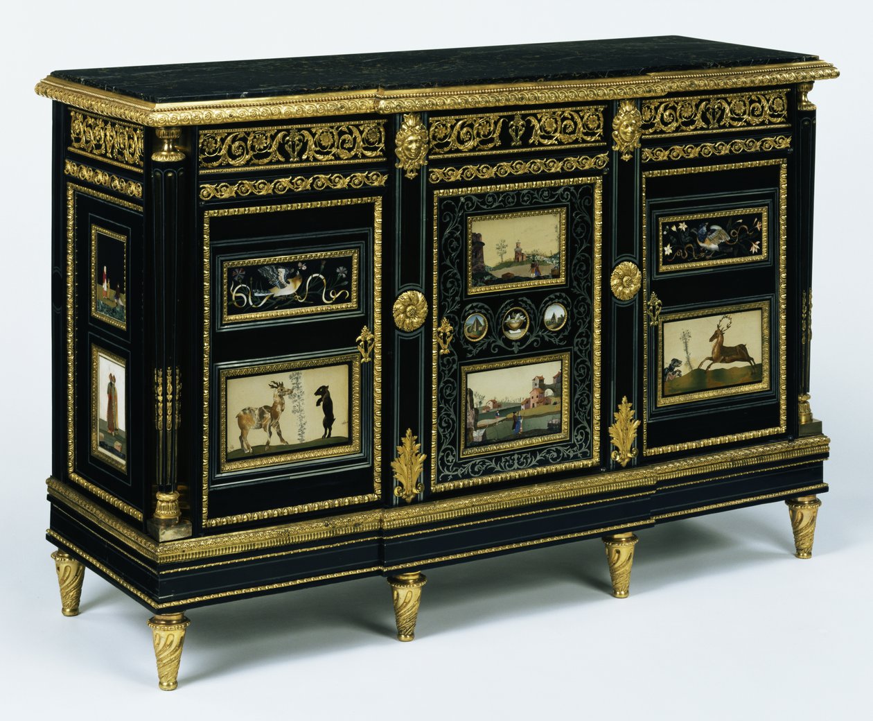 17世紀後半のピエトラデュラプラークが取り付けられた1組のキャビネットの1つ、c.1785（黒檀とマホガニーで覆われたオーク、松、ブナ） 作： アダム・ヴァイスワイラー