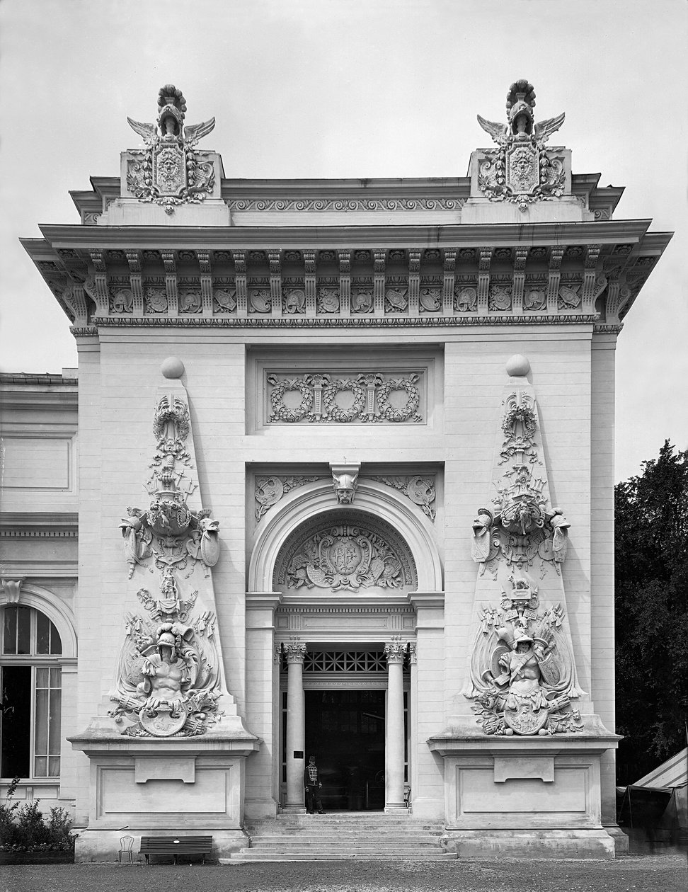 1889年パリの万国博覧会の軍事展示の門 作： アドルフ・ジラドン