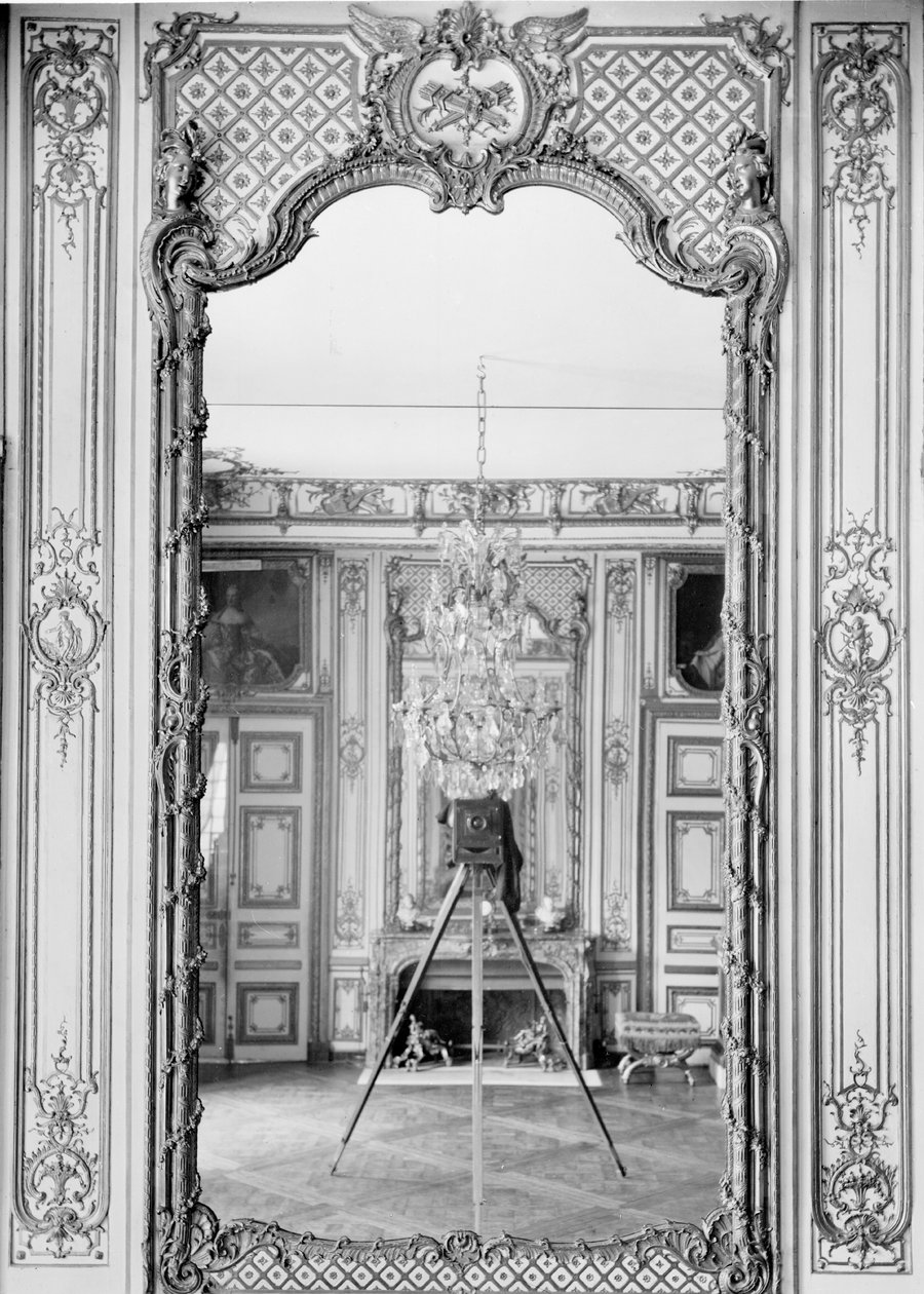 1890年頃、ジロードンのカメラが映ったベルサイユ宮殿の鏡の写真 作： アドルフ・ジラドン