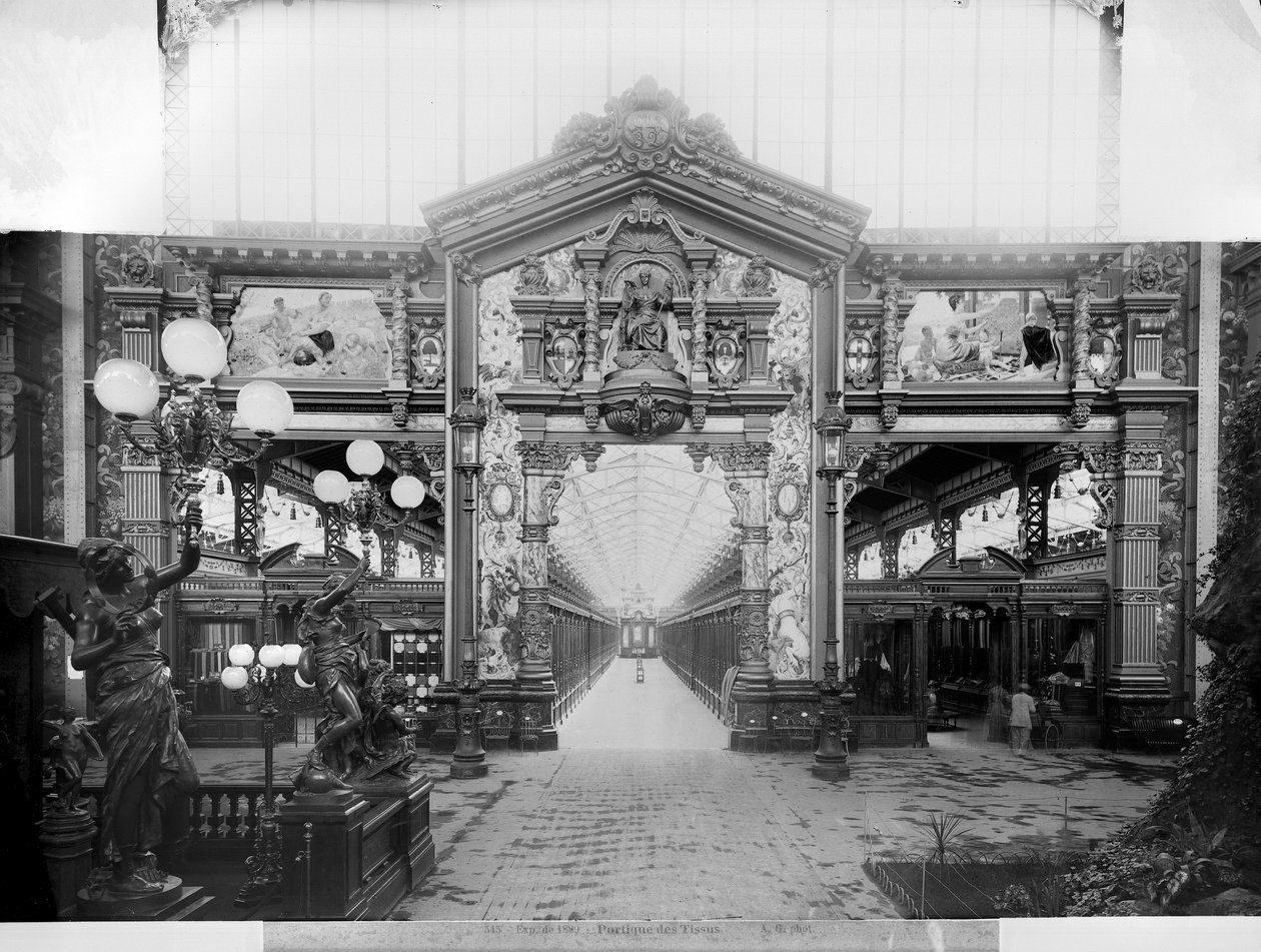 パリの1889年の万国博覧会での生地のポーチコ 作： アドルフ・ジラドン