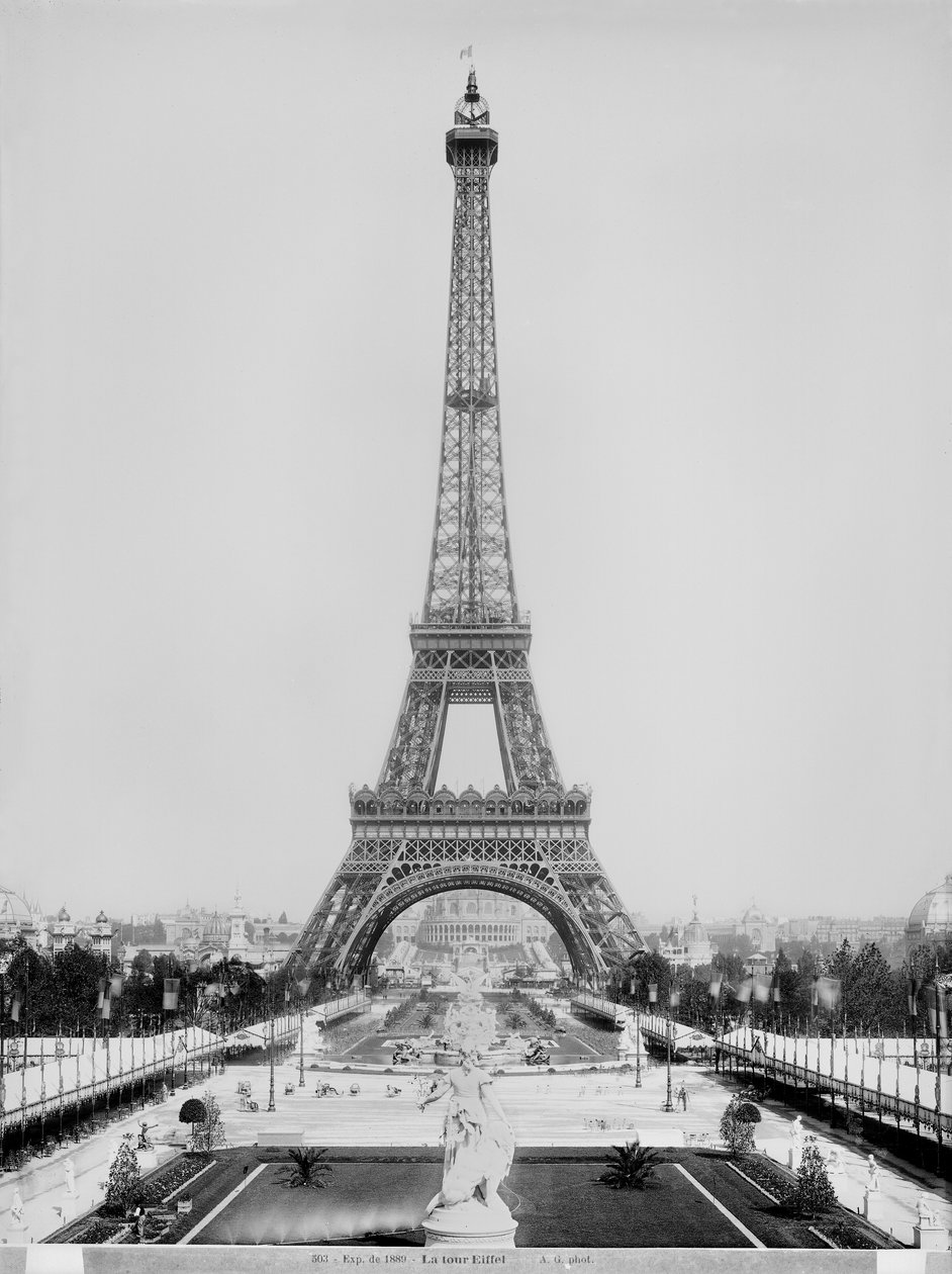 建築家グスターヴエッフェル（1832-1923）のパリでの1889年の万国博覧会の間に撮影されたエッフェル塔（1887-89） 作： アドルフ・ジラドン