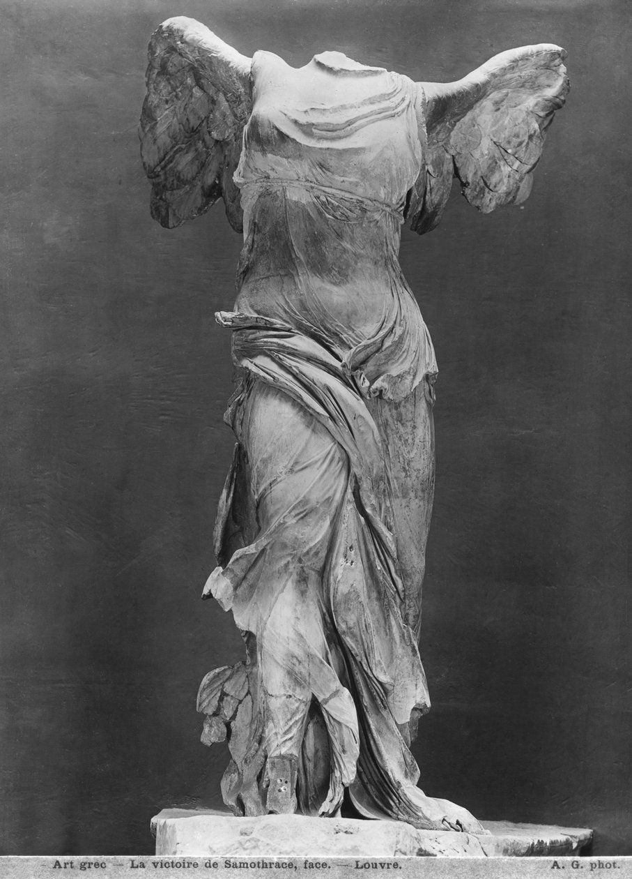 1902年以前のルーブル美術館のサモトラケの勝利の眺め（326607-608、346166-167も参照） 作： アドルフ・ジラドン