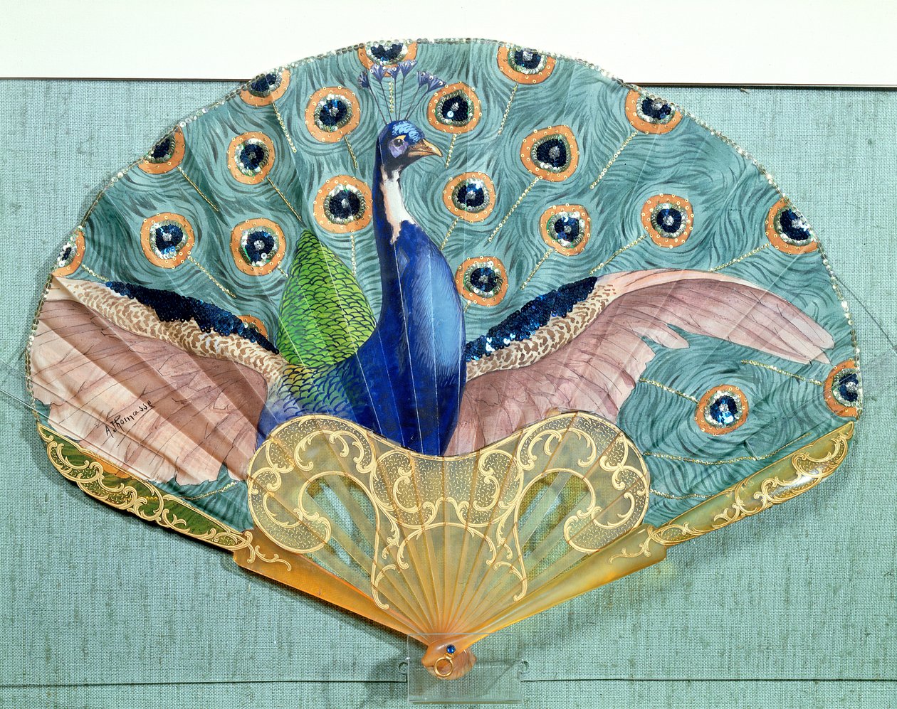 孔雀ファン、1905年頃（ホーンとシルク） 作： アドルフ・トーマス