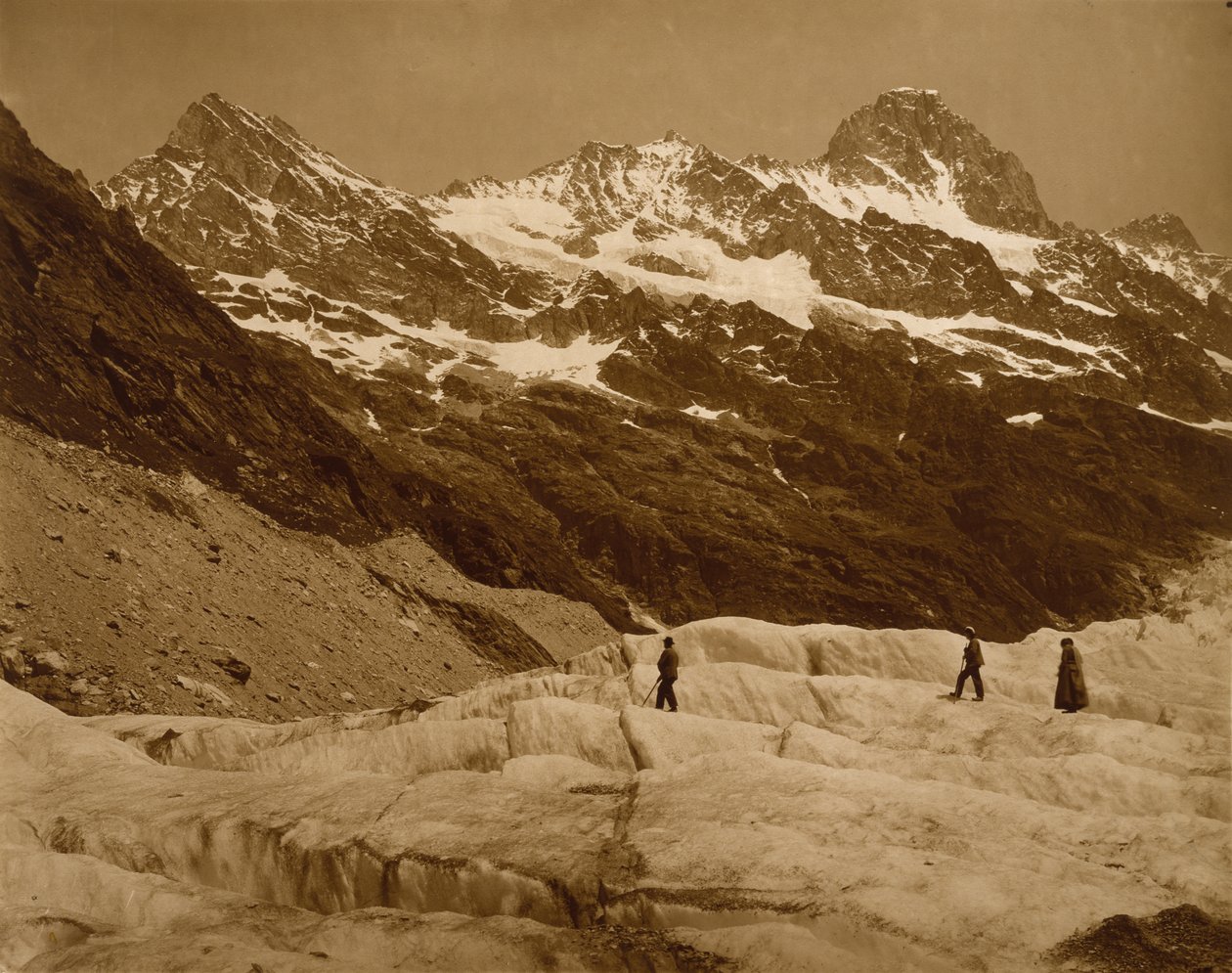 アルプスの風景、氷河の3つのハイカー、1860年代（カーボンプリント） 作： アドルフ・ブラウン