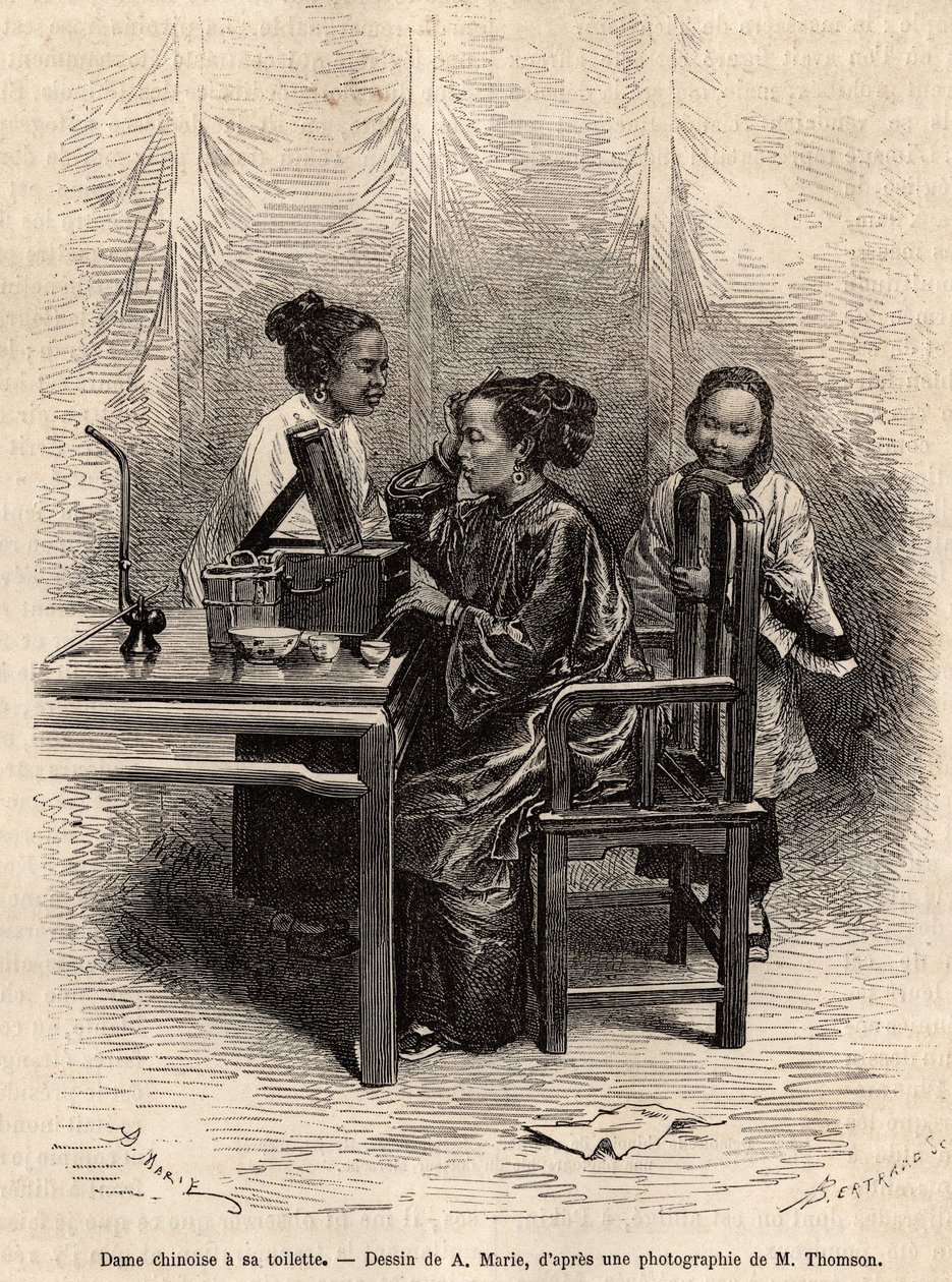 中国人女性のトイレ。1873年にT.Choutzeが北京と華北への航海を説明するために描いたA.Marieの絵をもとにしたエングレーヴィングで、1876年にEdouard Charton編集の "Le tour du monde "に掲載されている。セルバ・コレクション。 作： エイドリアン・エマニュエル・マリー