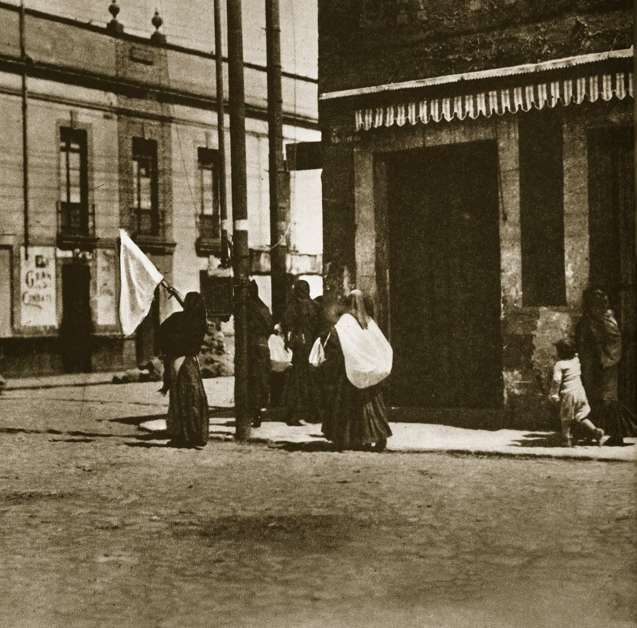 1913年2月にメキシコシティで開催された「ラデセナトラジカ」の期間中、白い旗の下で通りを歩く女性 作： アグスティンビクターカサソラ