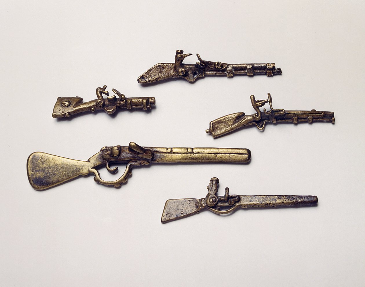 銃の形で鋳造された金のウェイト（真鍮） 作： 阿寒学校