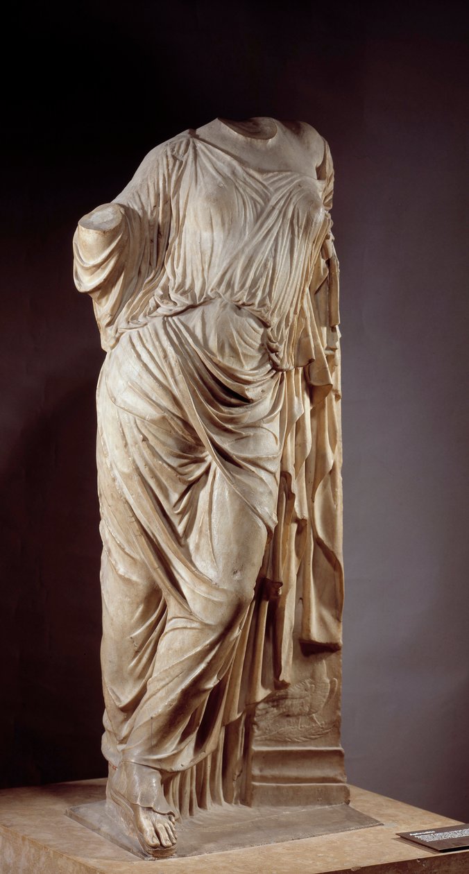 柱にアフロディーテ。紀元前5世紀のギリシャの彫刻家