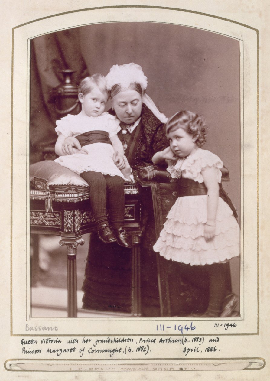 ビクトリア女王（1819-1901）と孫のアーサー王子（b.1883）とマーガレット王女（b.1882）1886年4月（セピア写真） 作： アレクサンダー・バッサーノ