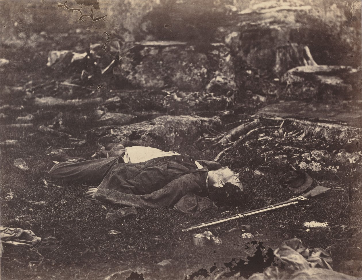 1863年7月、ペンシルベニア州ゲティスバーグ、シャープシューターの最後の眠り（写真）。 作： アレクサンダー・ガードナー