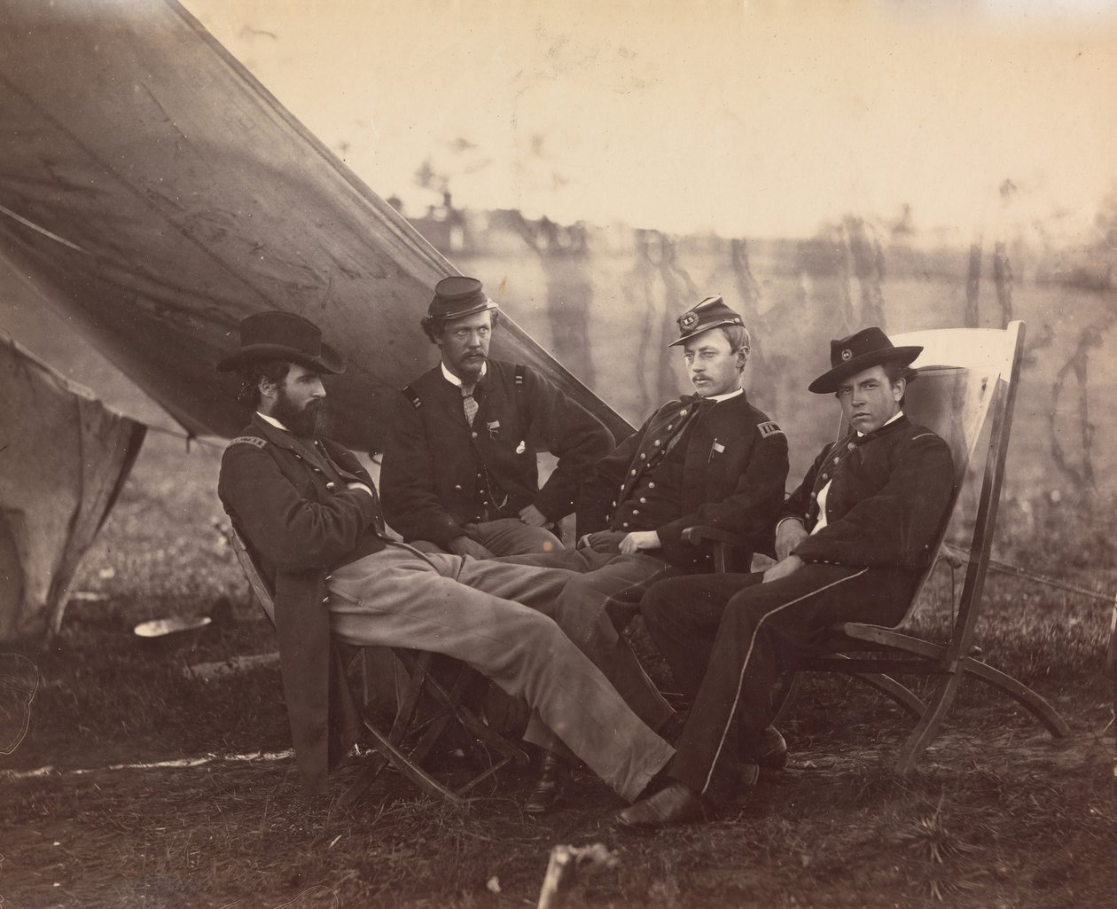 [4人の将校]、ca。 1864年。 作： アレクサンダー・ガードナー