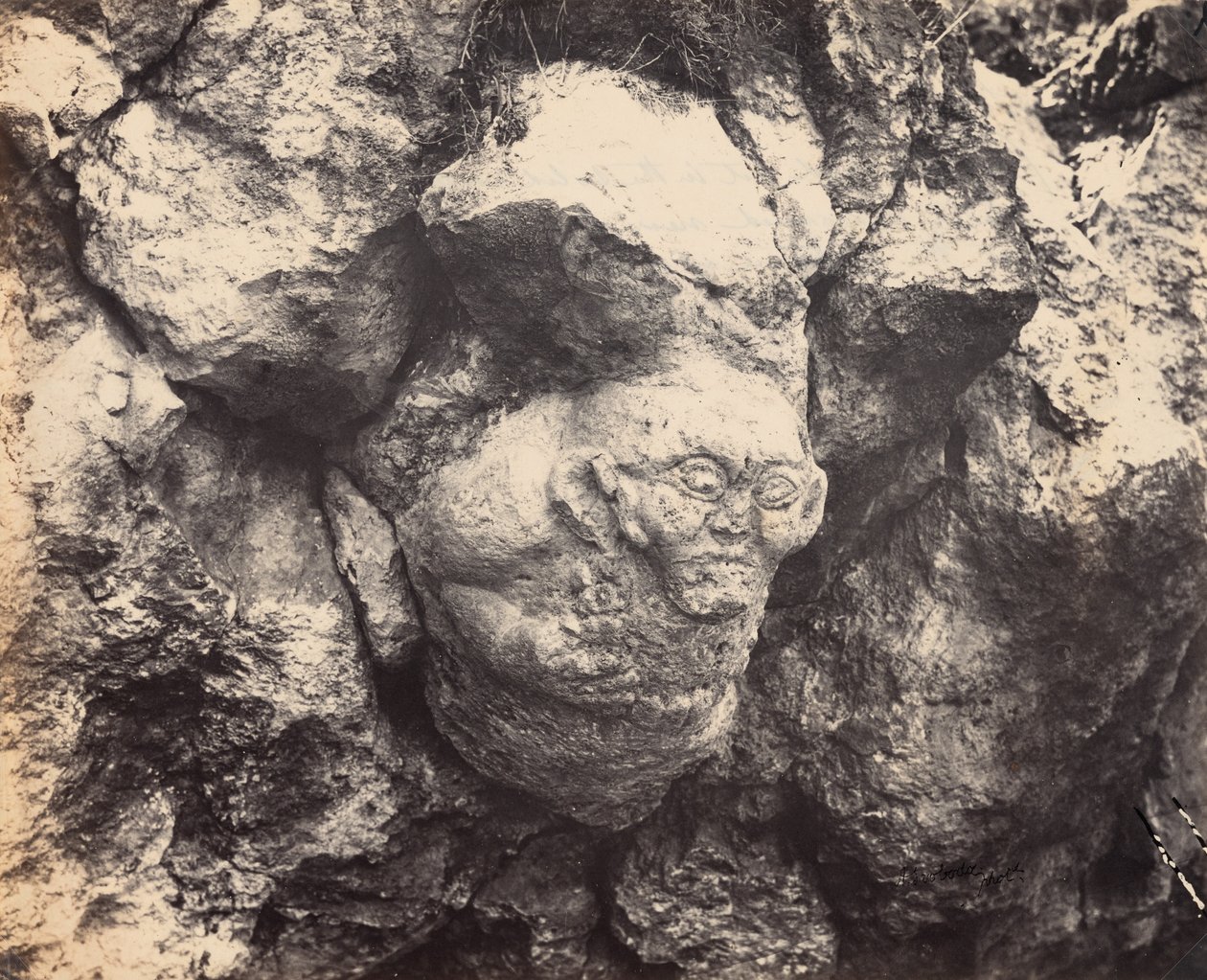 スミルナ近郊の洞窟の入口で最近発見された、固い岩に刻まれた巨大な頭部（写真）1866年 作： アレクサンダー・サンドール・スボボダ