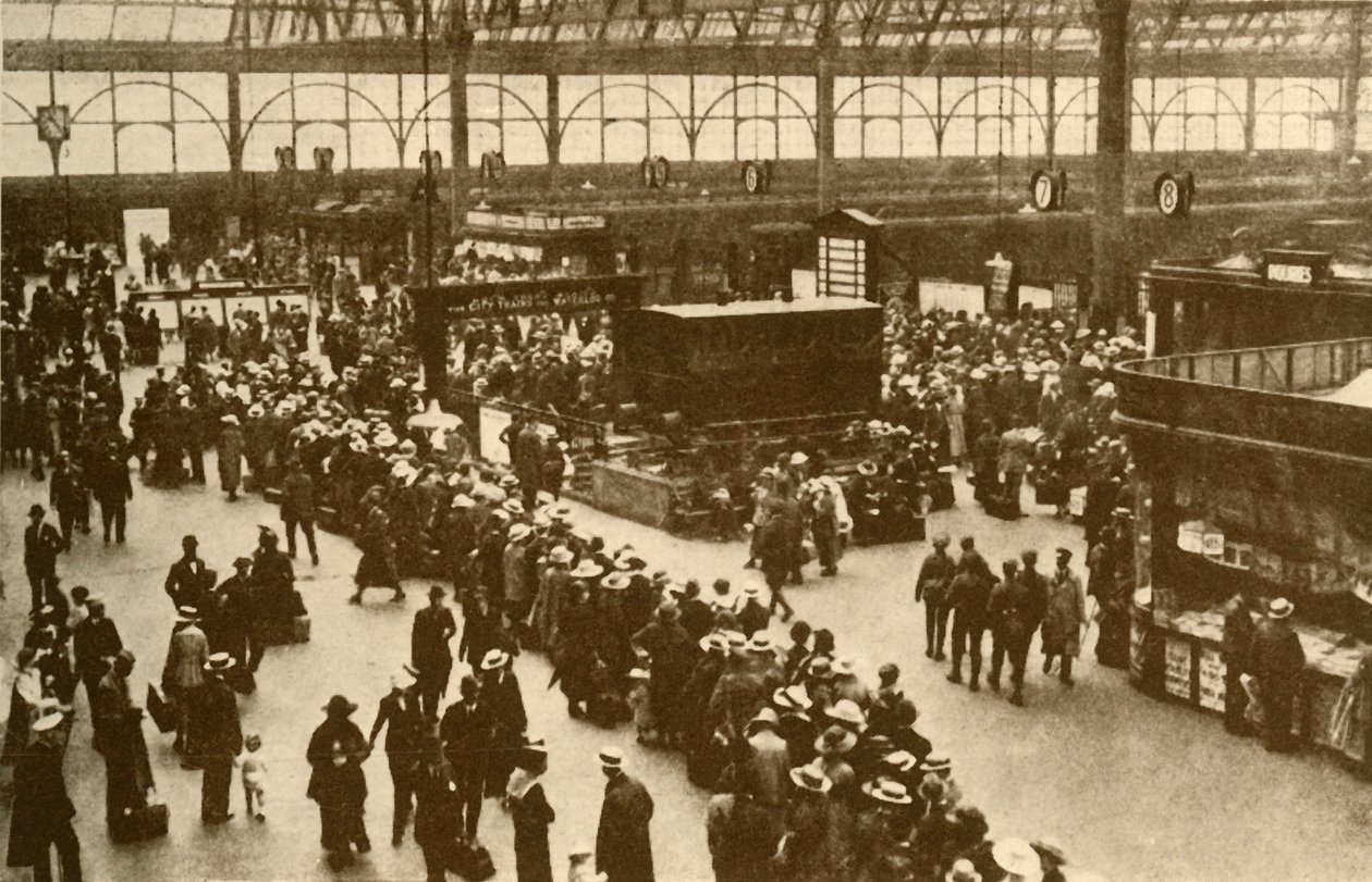 「ロンドンのウォータールー駅で電車を待つ行楽客の列」、1930 年。 作： アルフィエリ
