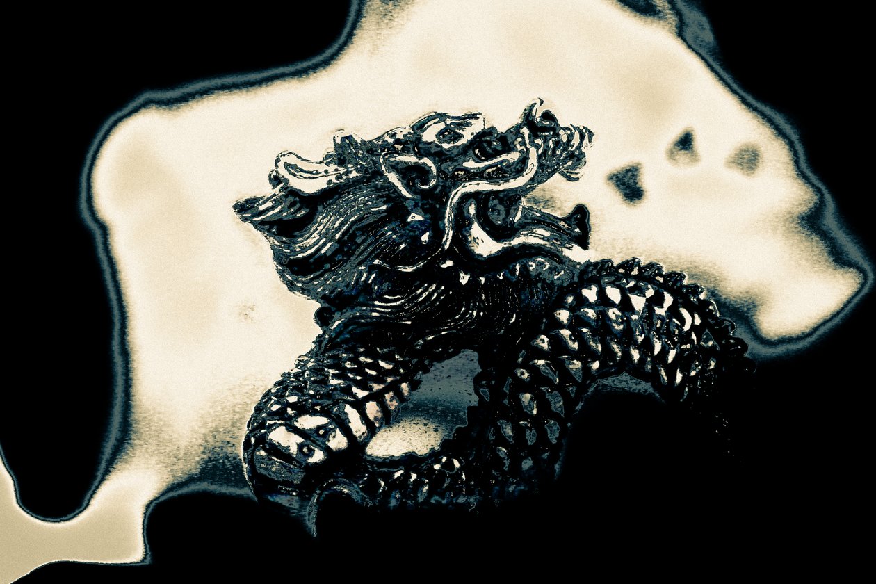 火を噴くドラゴン、2021年（再塗装写真） 作： アリス・グル・アリア