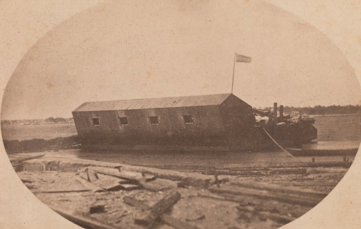 1861 年 4 月の前夜、サリバン島の端に係留されたハミルトンの浮き砲台。 作： アルマA.ペロット。