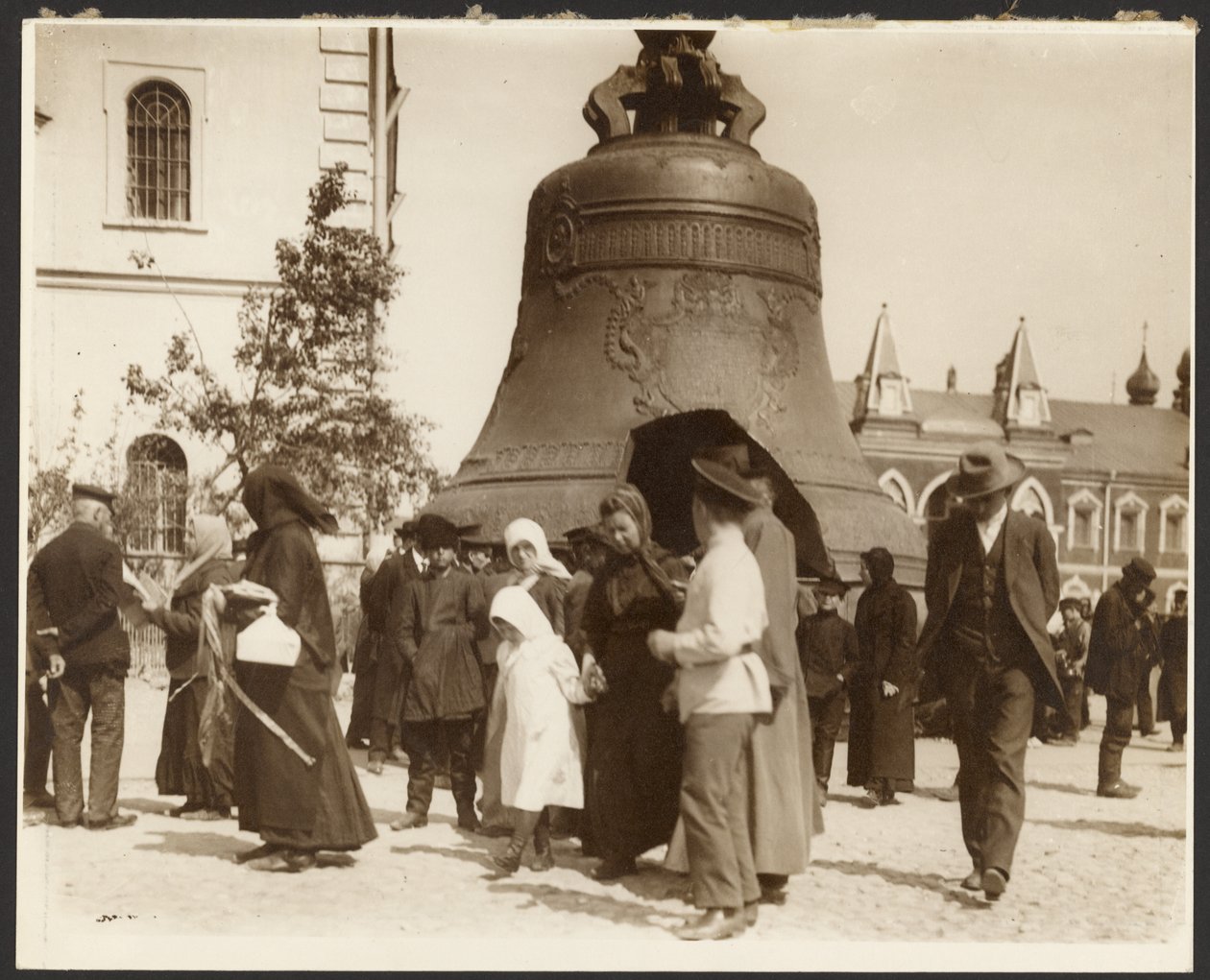 [絵画『ロシアにおける農奴制の廃止』（1914年）に使用されたロシア研修旅行の写真（『スラヴの叙事詩』（モスクワ）より）。 作： アルフォンス・マリア・ミュシャ