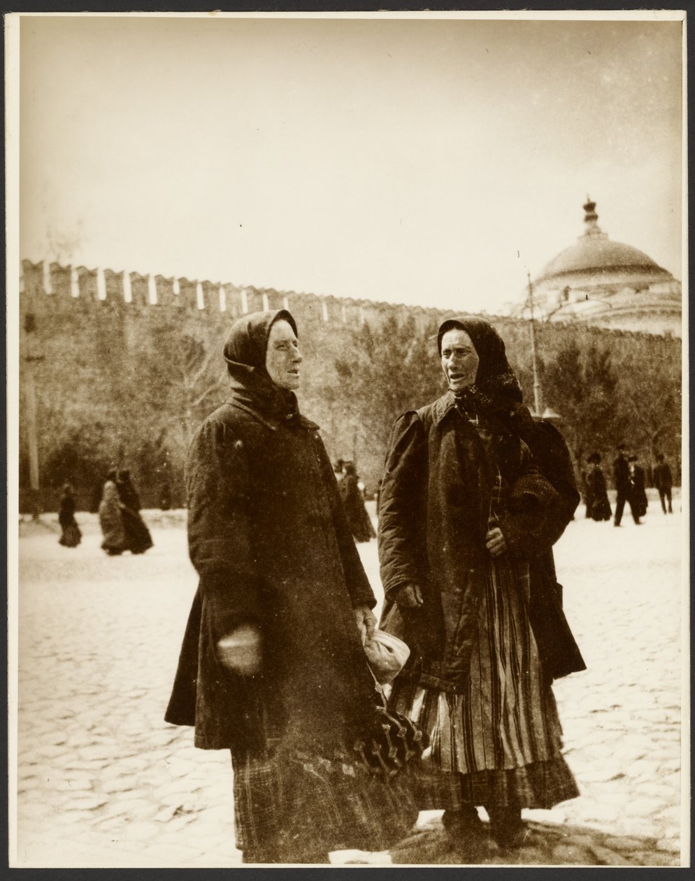 [絵画『ロシアにおける農奴制の廃止』（1914年）に使用されたロシア研修旅行の写真（『スラヴの叙事詩』（モスクワ）より）。 作： アルフォンス・マリア・ミュシャ