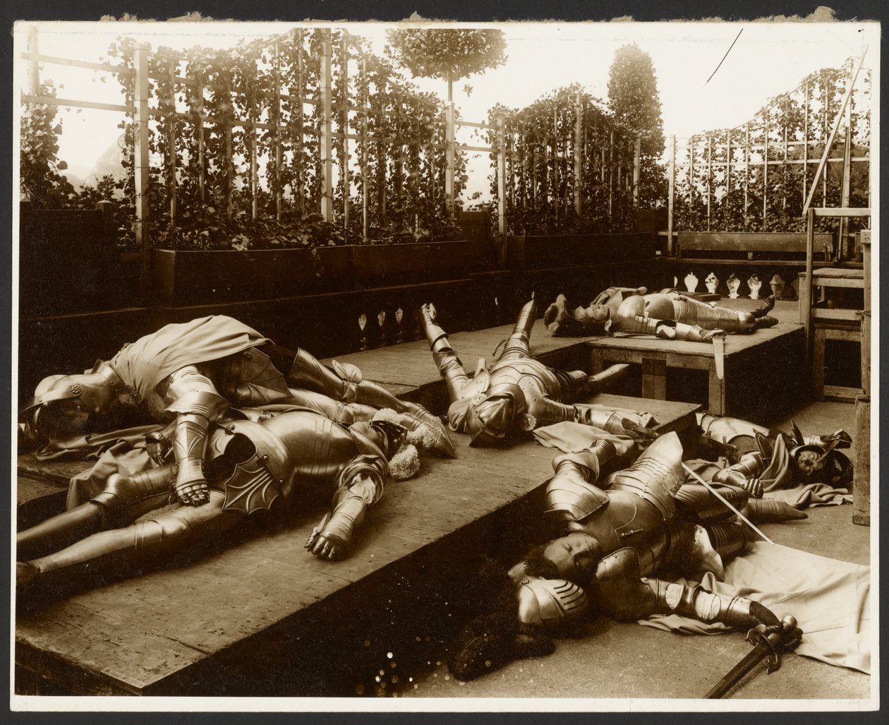 [死んだふりをする鎧に身を包んだ古代の戦士に扮した6人の男性モデル]。 作： アルフォンス・マリア・ミュシャ