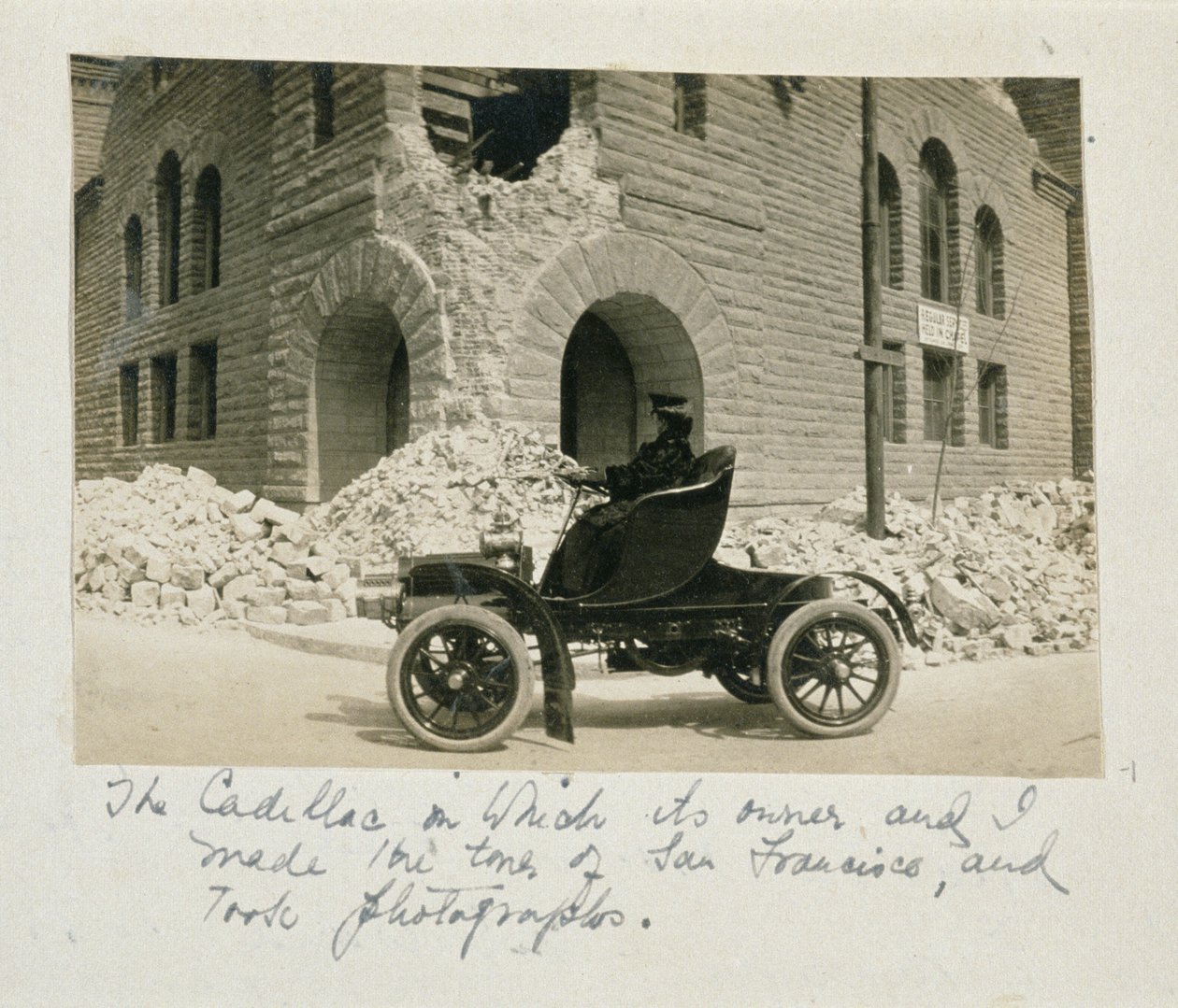 1906年のサンフランシスコ地震後の遺跡を見学する女性 作： アメリカの写真家