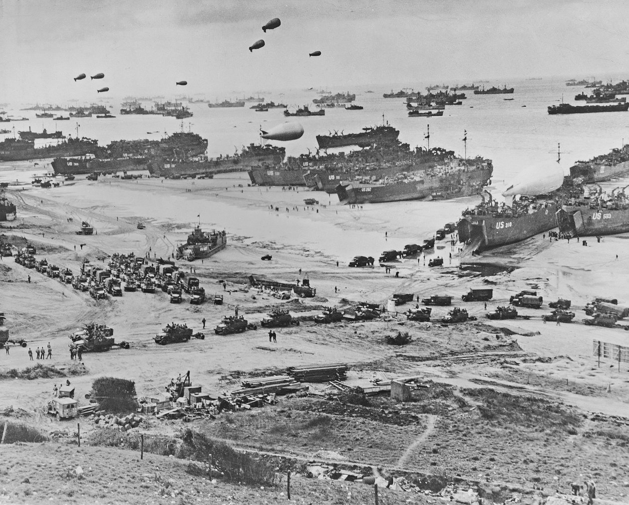1944年6月6日、Dデーにフランスのノルマンディーに上陸した上陸用船、弾幕バルーン、および同盟軍の鳥瞰図（ゼラチンシルバープリント） 作： アメリカの写真家