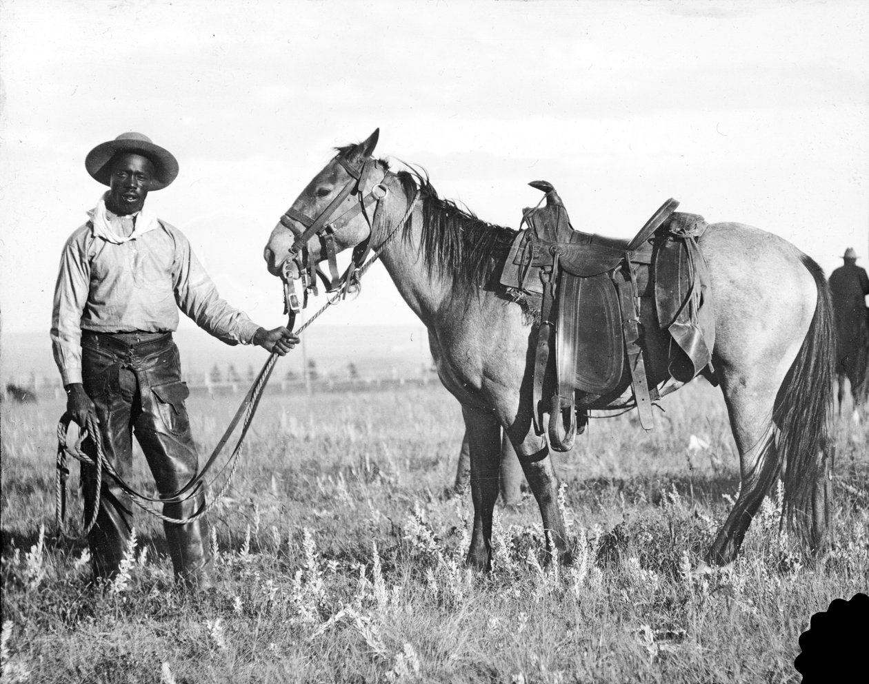 黒のカウボーイと馬、1890〜1920年頃 作： アメリカの写真家