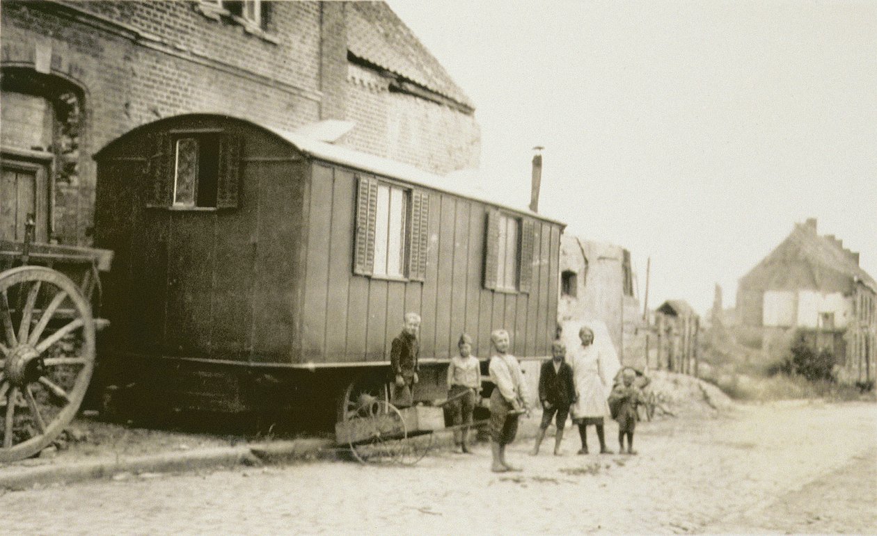 第一次世界大戦後の子供と家族フランス、レンズ、パ＝ド＝カレー、1919 作： アメリカの写真家