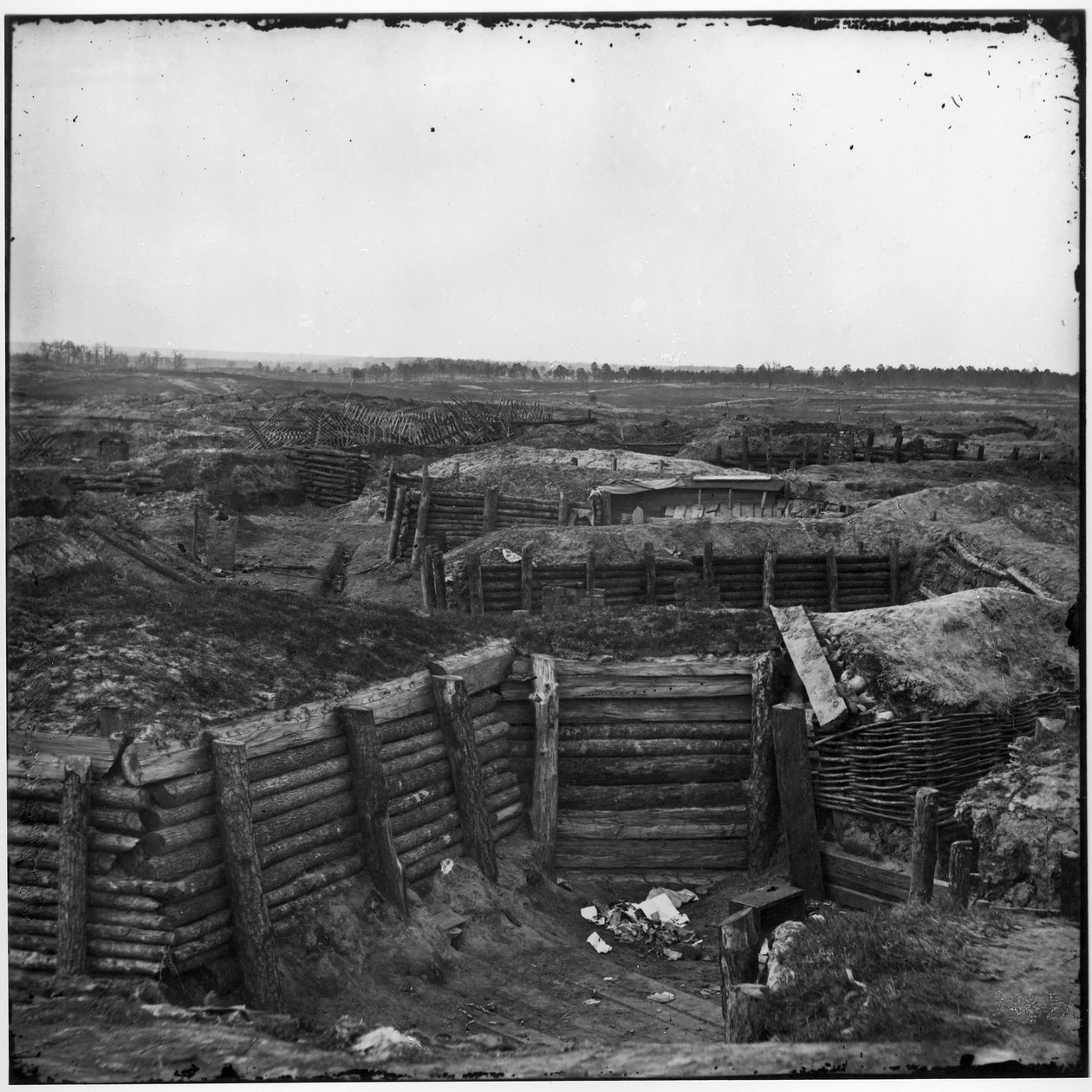 1865年4月、バージニア州ピーターズバーグのシェヴォードフリースを超えた南軍の要塞 作： アメリカの写真家