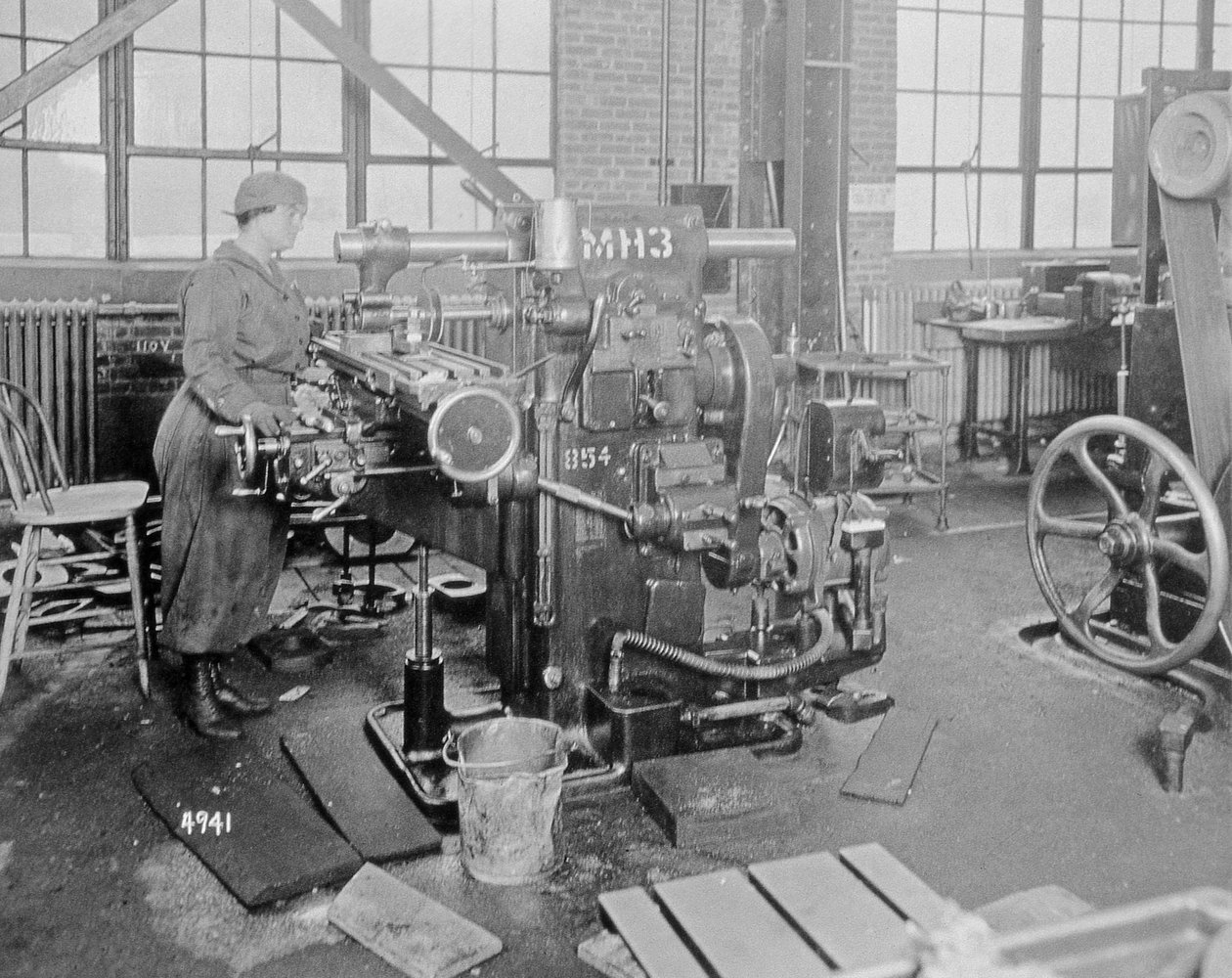 第一次世界大戦、1917年頃の工場の女性労働者 作： アメリカの写真家