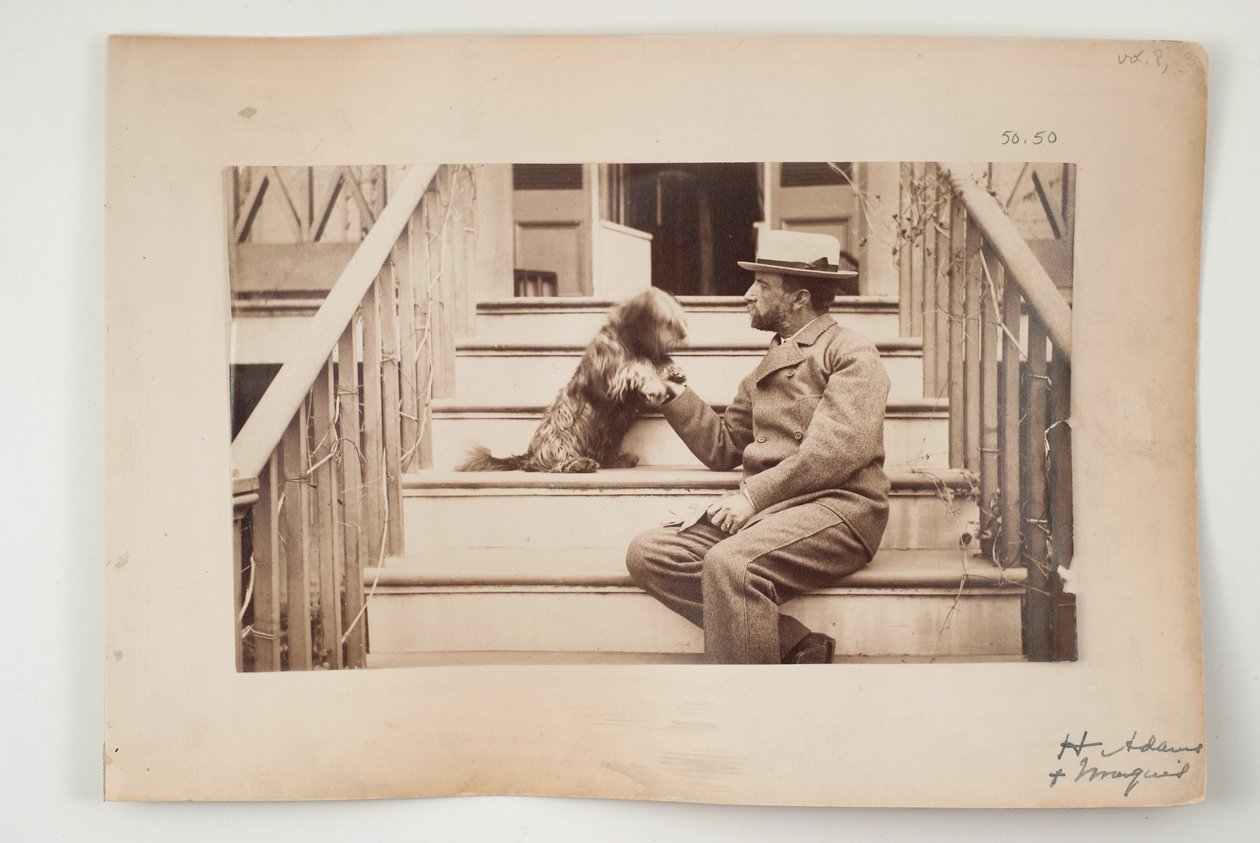 ヘンリー・アダムスと犬、1883年頃 作： アメリカの写真家