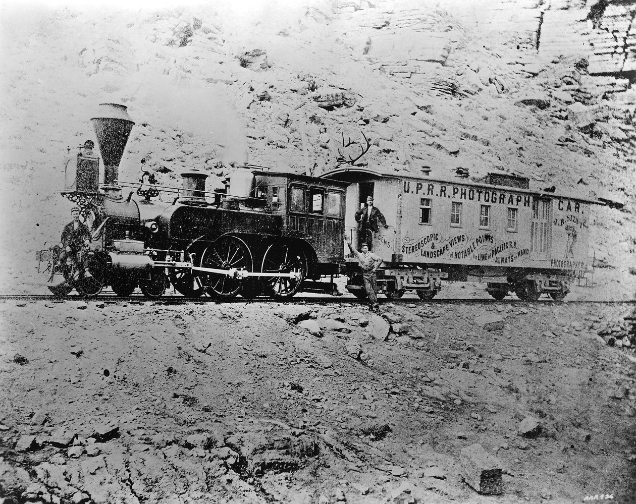 ポイントオブロックス、ワイオミング州、1868年頃のJBシルビスUPRR写真撮影車 作： アメリカの写真家
