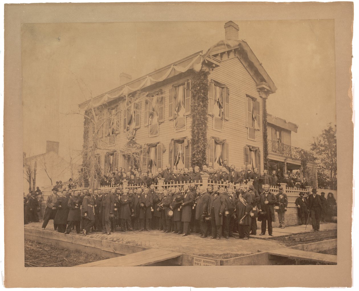1865年の葬儀後のリンカーンのスプリングフィールドの家の大きな卵白プリント（セピア写真） 作： アメリカの写真家