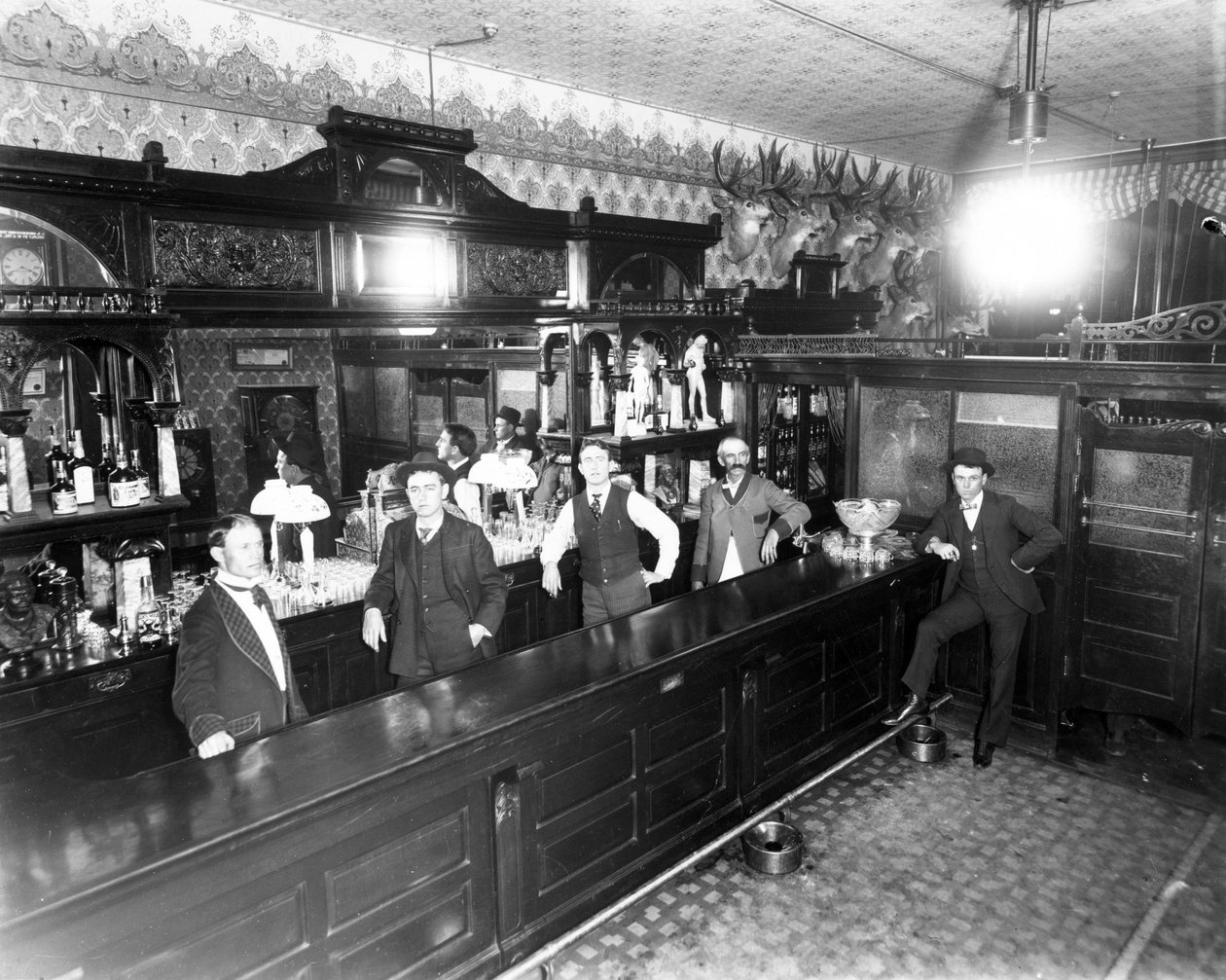 Leadville Saloon、1883-89年 作： アメリカの写真家