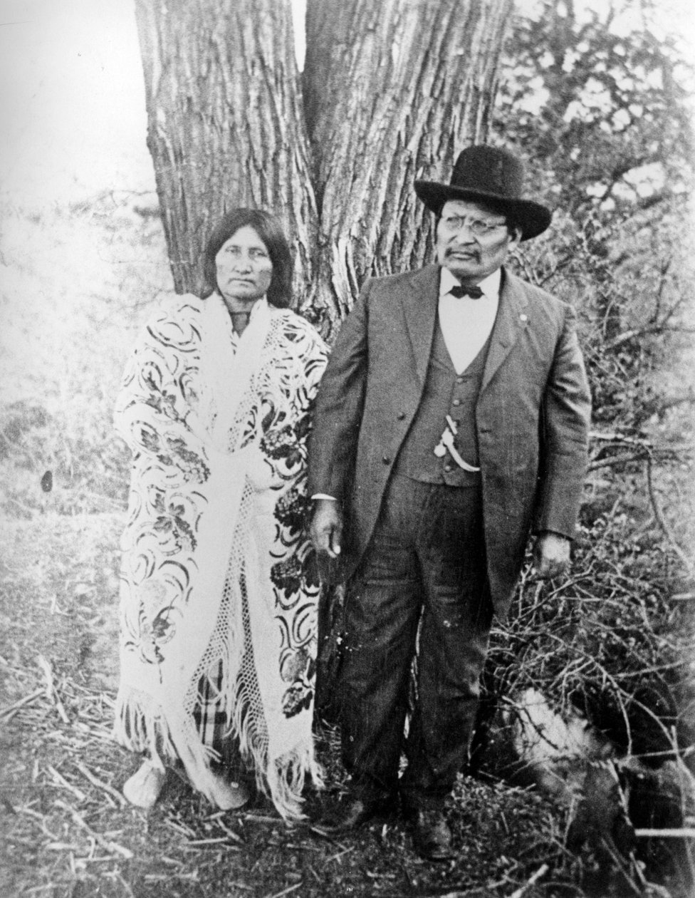 ローンウルフと妻、1890〜1910年頃 作： アメリカの写真家
