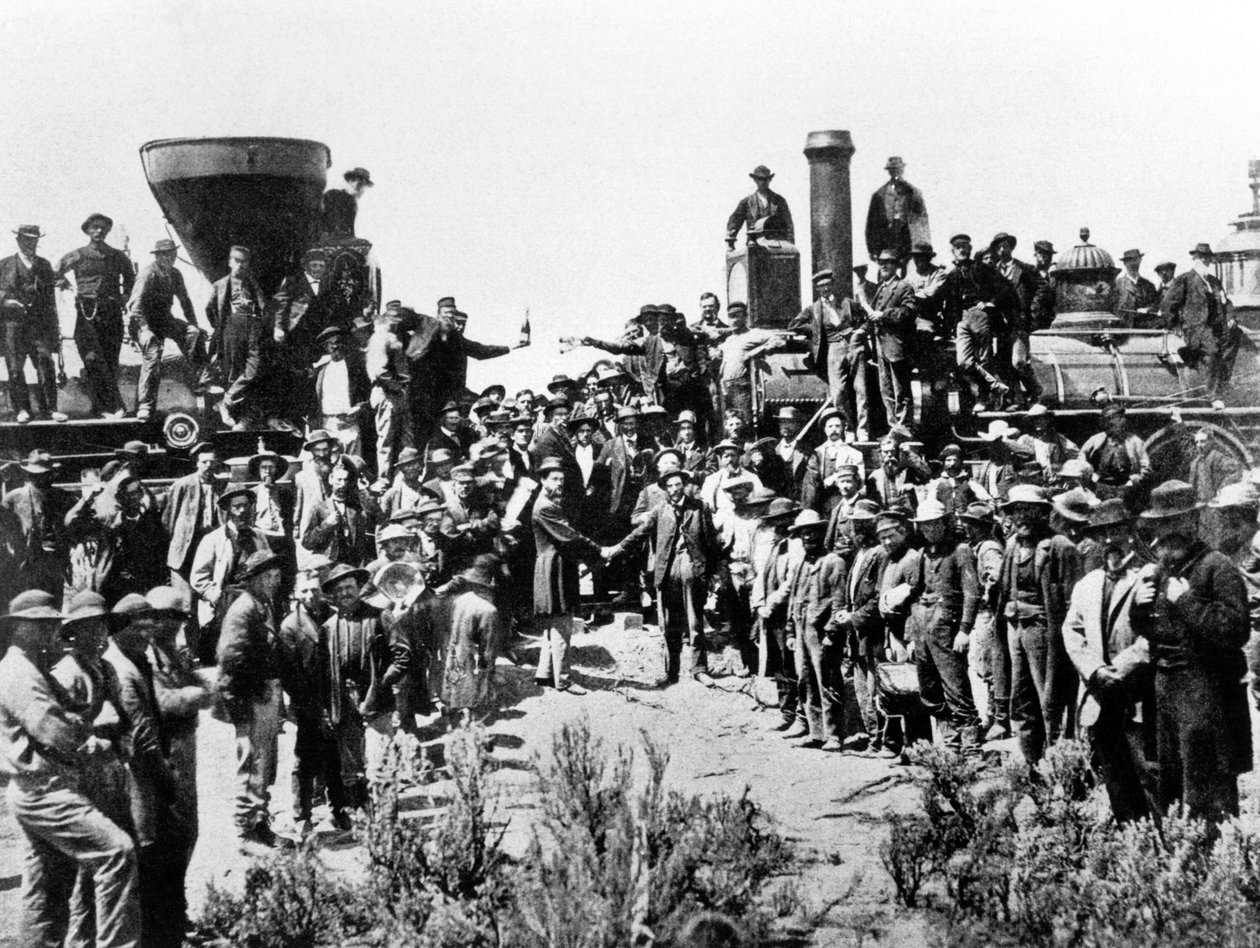 1869年5月10日、オマハのプロモントリーポイントでのユニオンパシフィックとセントラルパシフィック鉄道の会議 作： アメリカの写真家