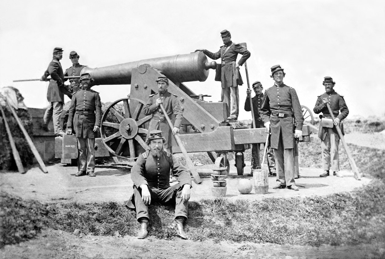 1862年春、コーコラン砦で重い銃を持ったニューヨークの砲兵 作： アメリカの写真家